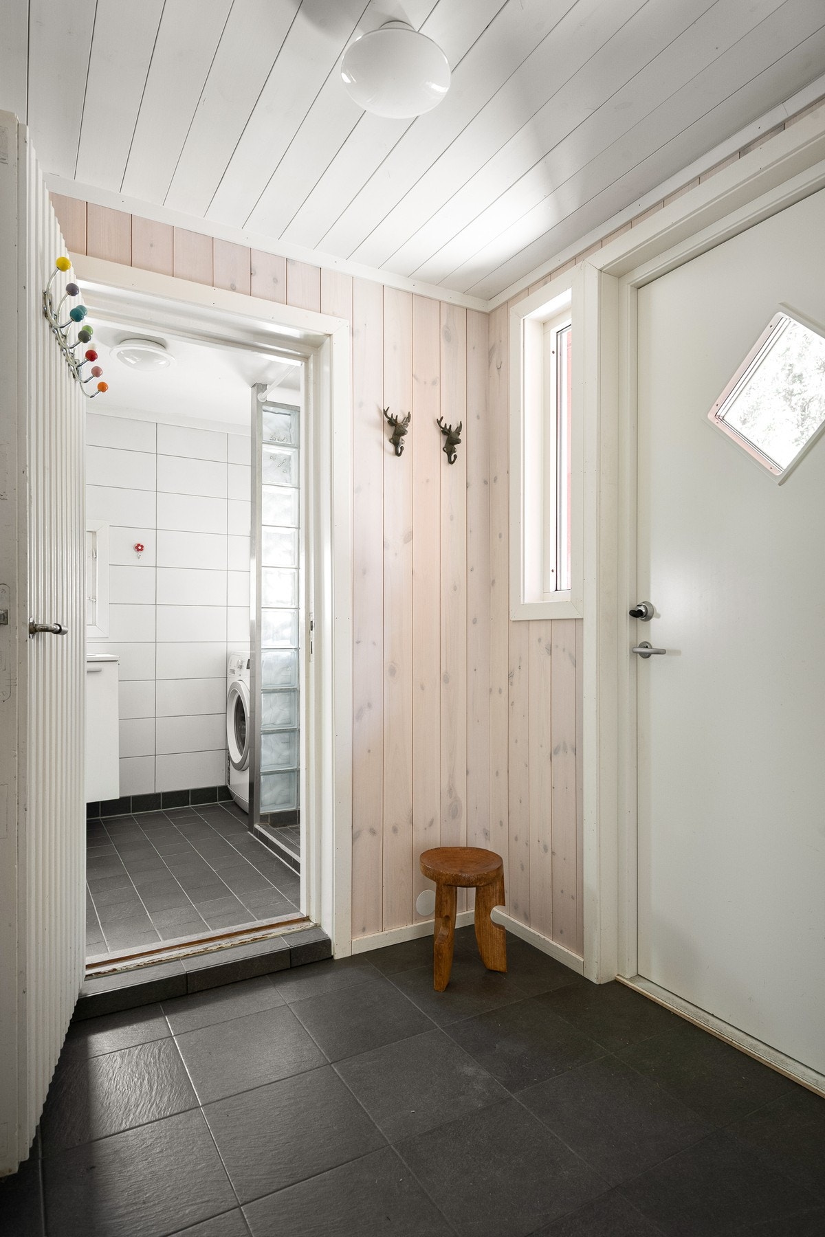 Entréområdet har direkte forbindelse til terrasseplatting ved inngangspartiet. Galleribilde