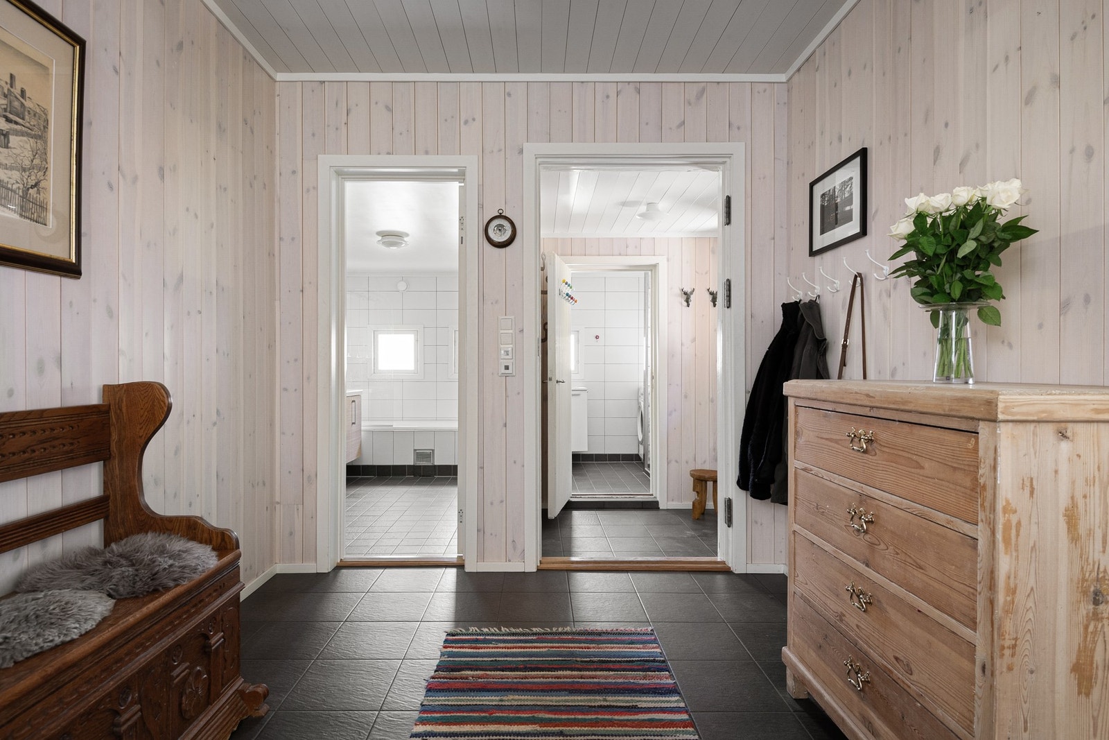 Det er to innganger til badet. Galleribilde