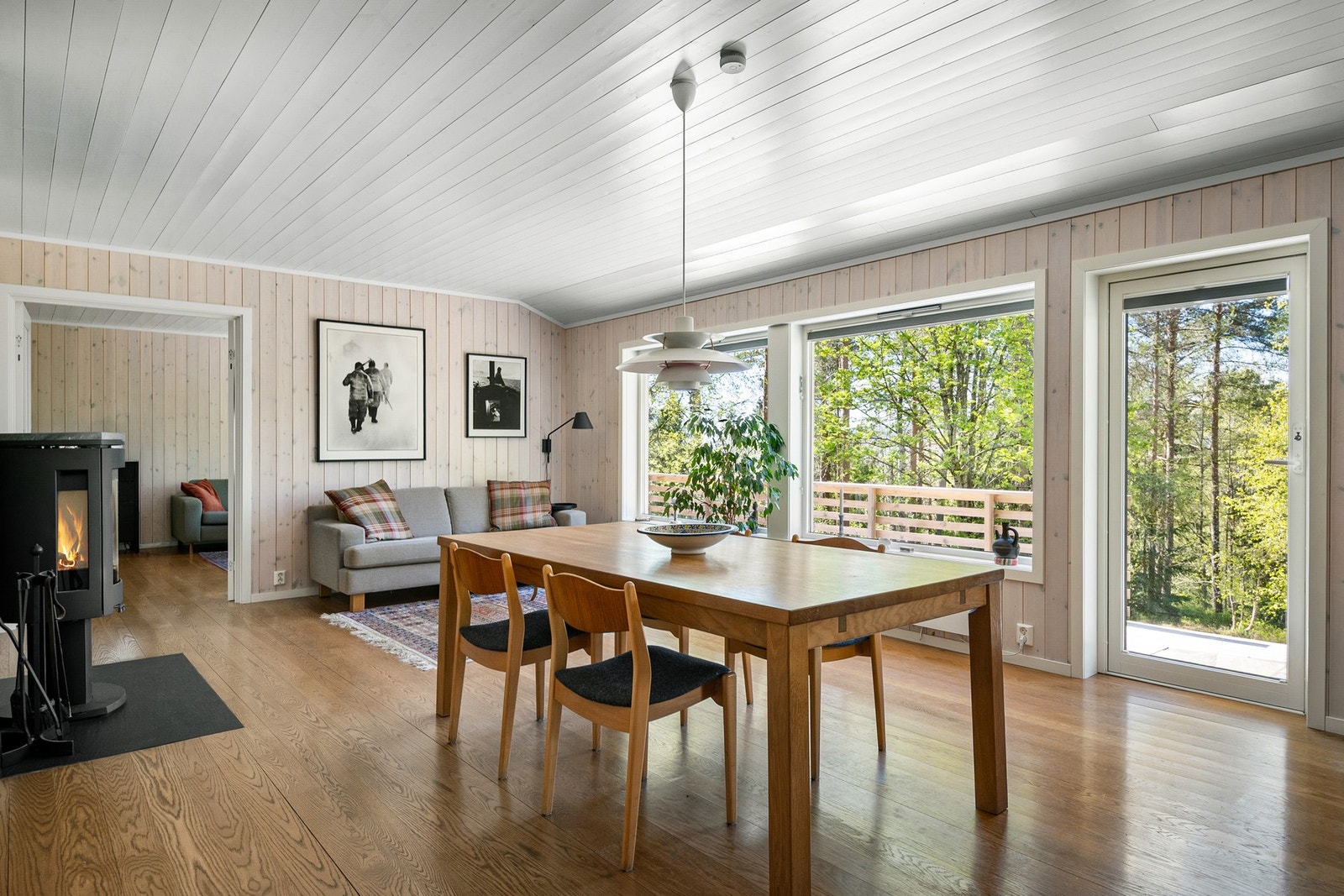 Her er peisovnen med glassdør plassert naturlig i spiseområdet og fra spiseplassen er det utgang til den store vestvendte terrassen. Galleribilde