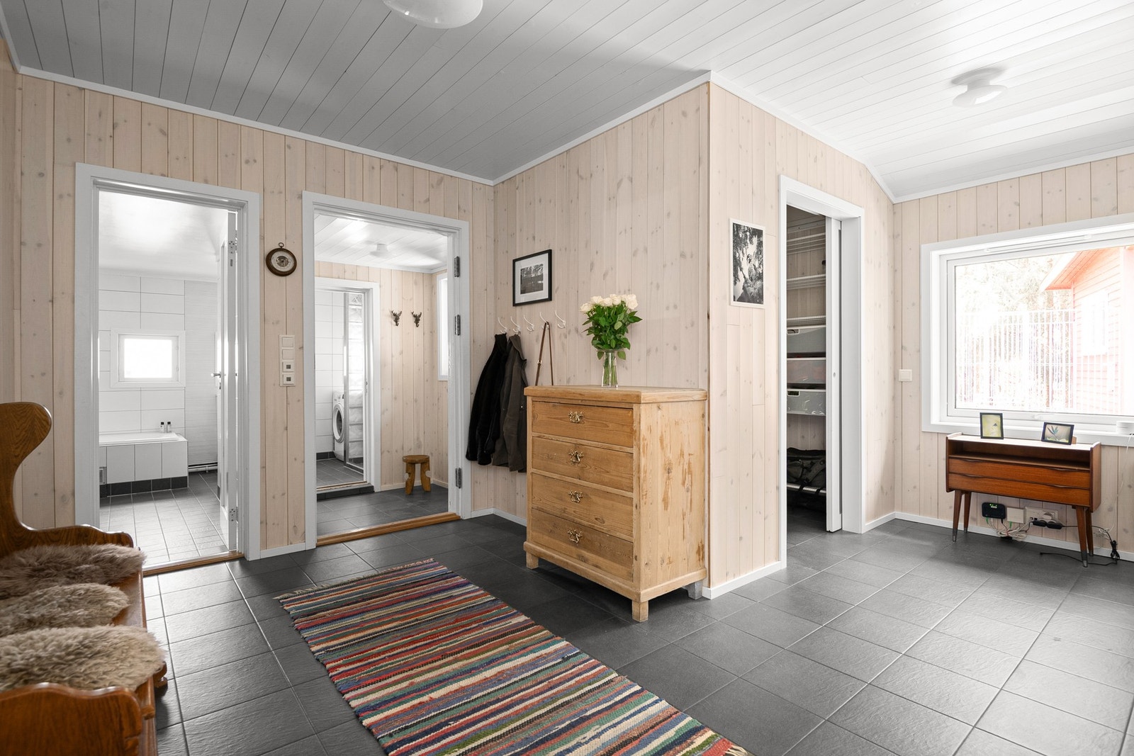 Fra inngangspartiet kommer man inn i en lys og innbydende entré og gang med praktisk planløsning og god plass til oppbevaring. Galleribilde