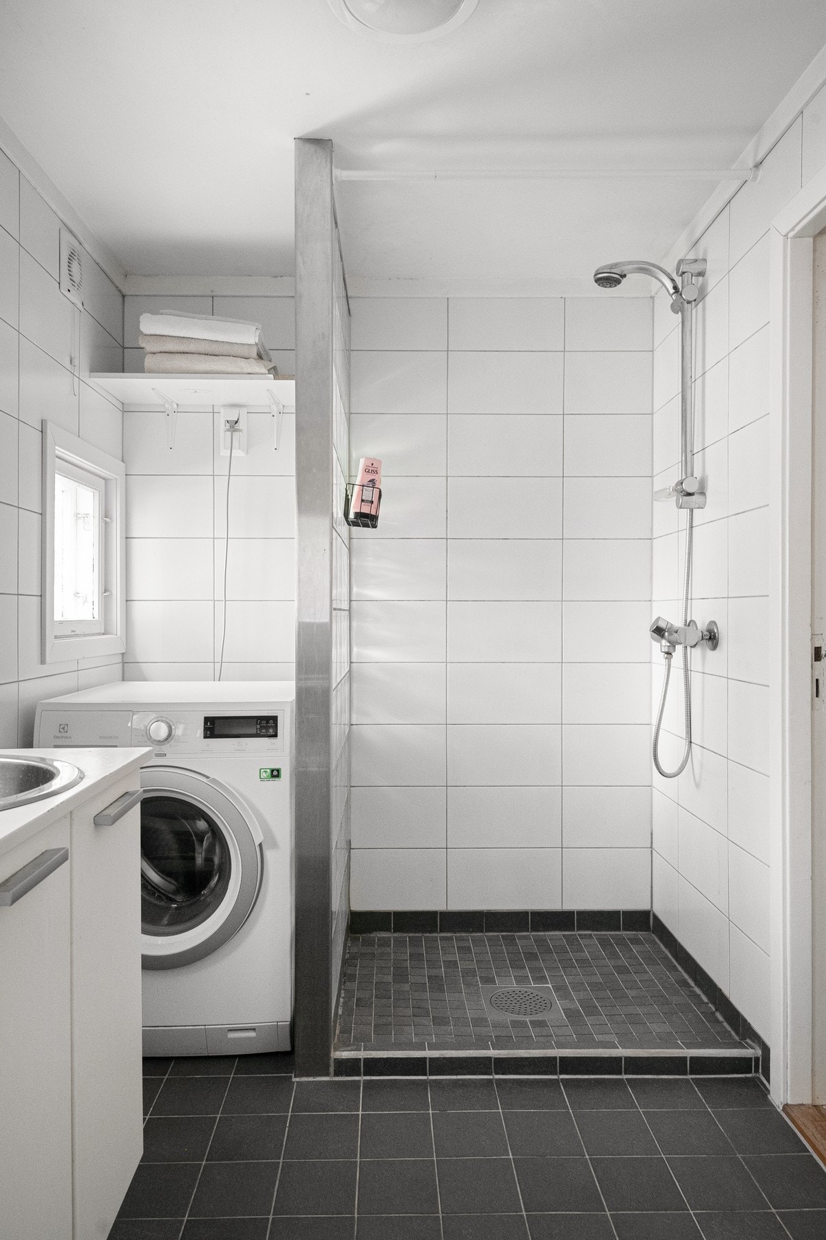 Badet er innredet med både dusj på gulv og badekar med dusjløsning, og det er også opplegg for vaskemaskin. Galleribilde