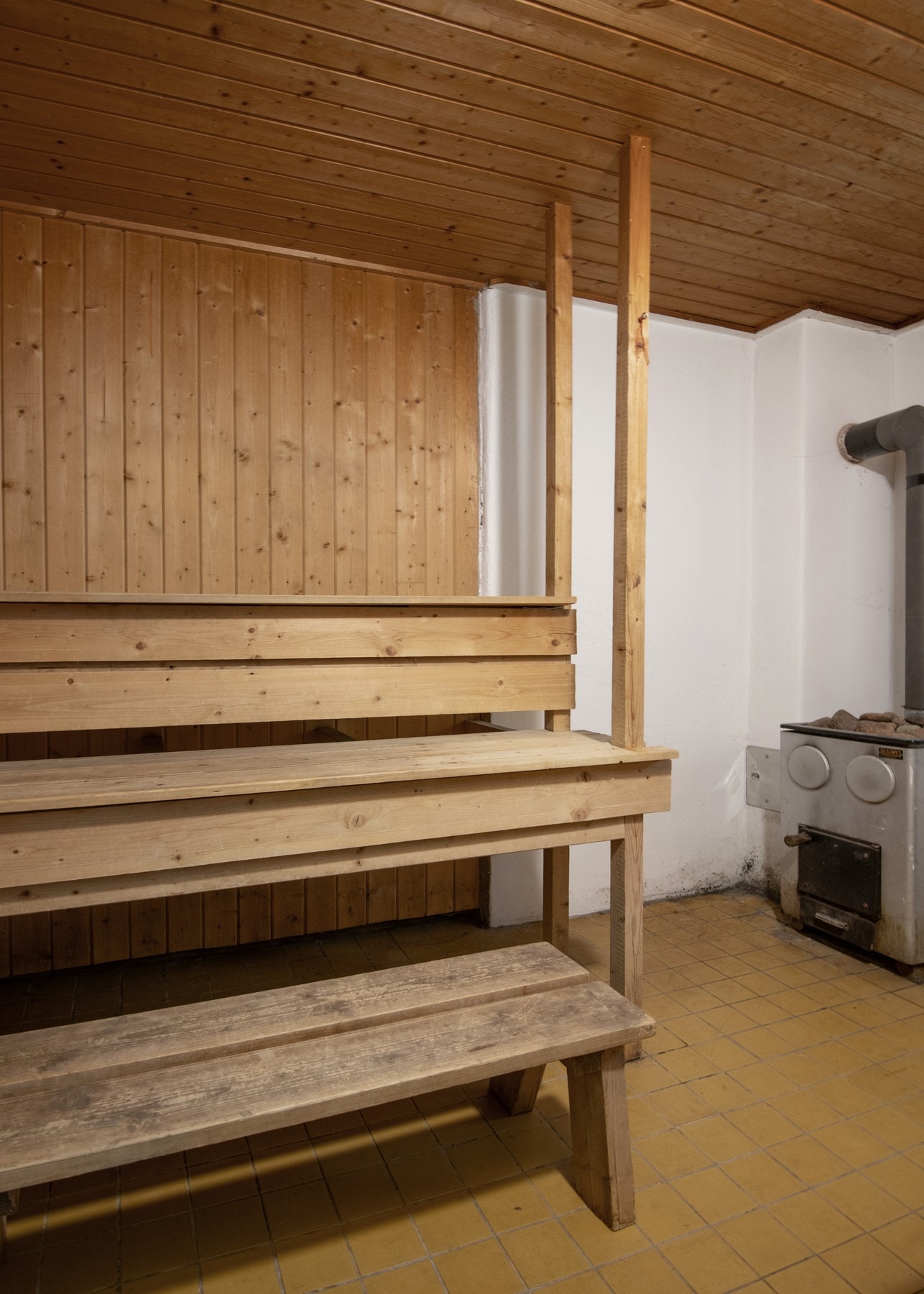 I tilknytning til badet ligger boligens badstue - et stemningsfullt og autentisk rom med trepanel på vegger og himling. Galleribilde
