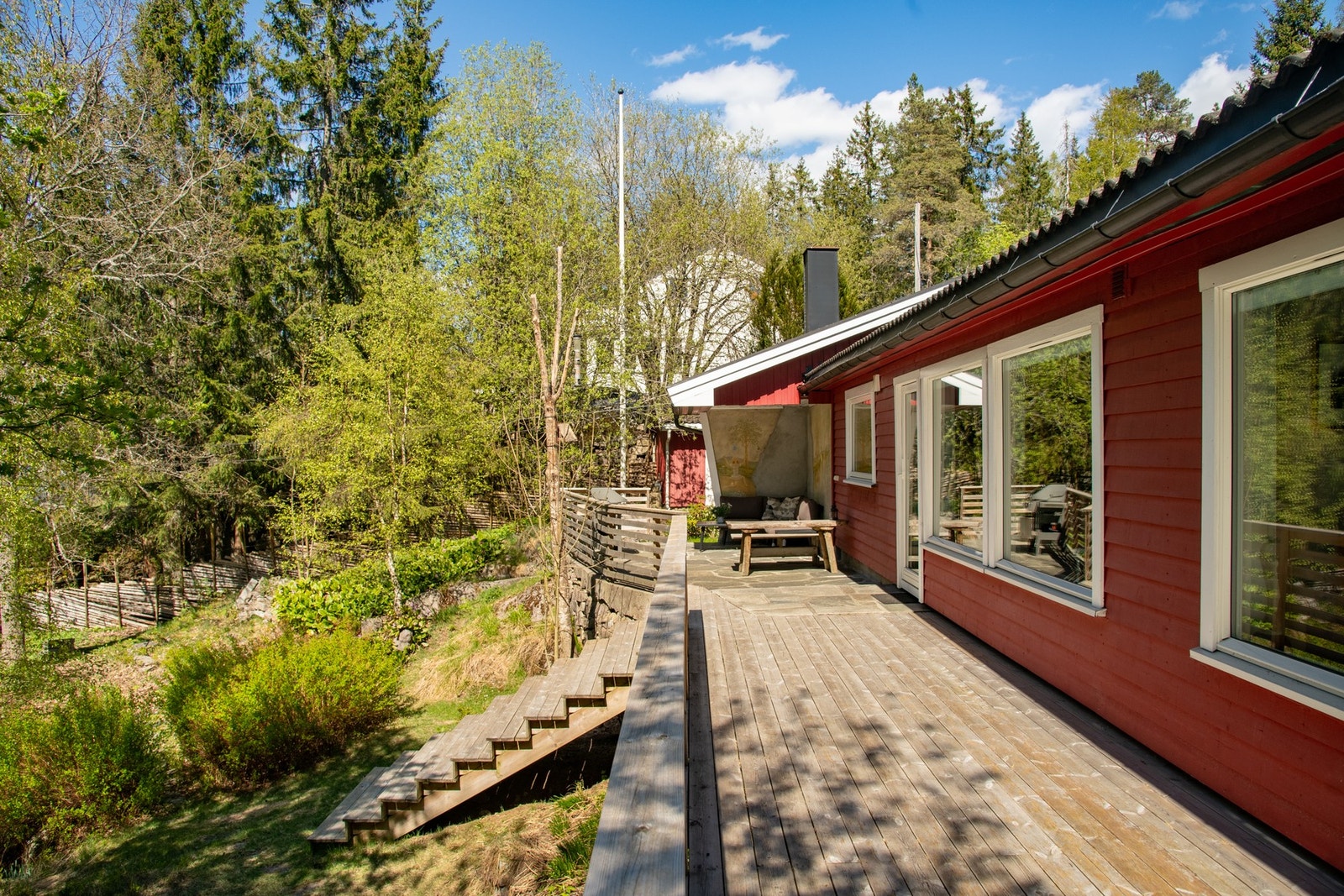 Terrassen er vestvendt på ca. 48 kvm og man kan solen nytes fra rundt midt på dagen og langt utover kvelden. Galleribilde