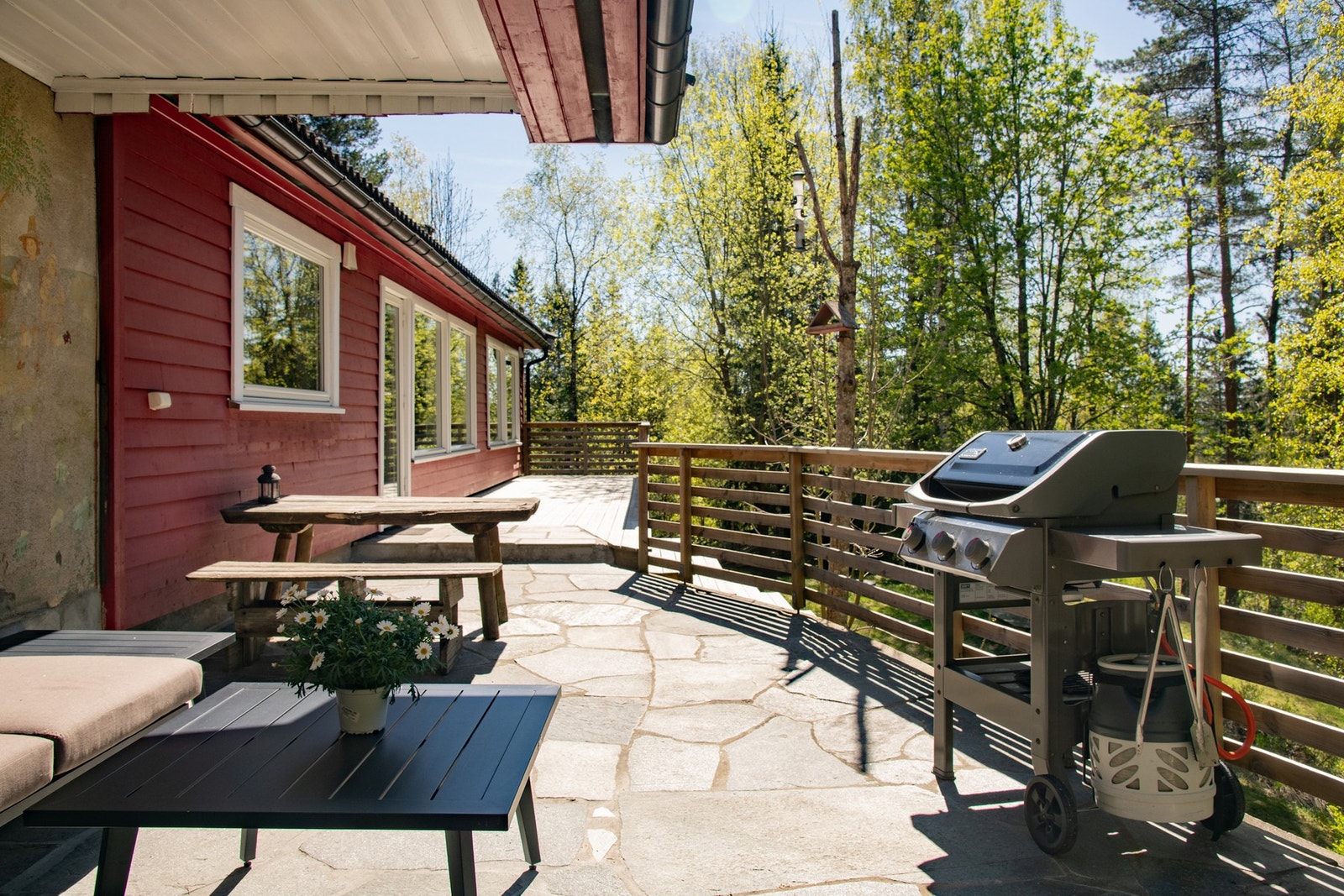 Terrassen har god plass til både spisegruppe, loungeområde og grilling. Galleribilde