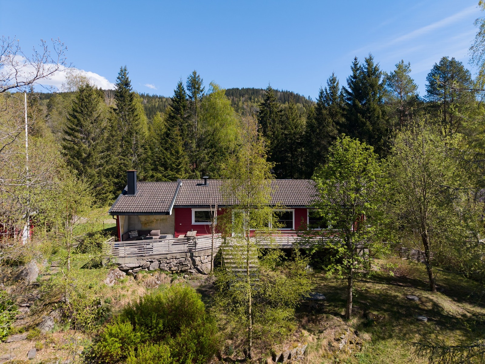 Eiendommen ligger innerst i en blindvei, omgitt av skog, stillhet og et rikt dyre- og fugleliv. Galleribilde