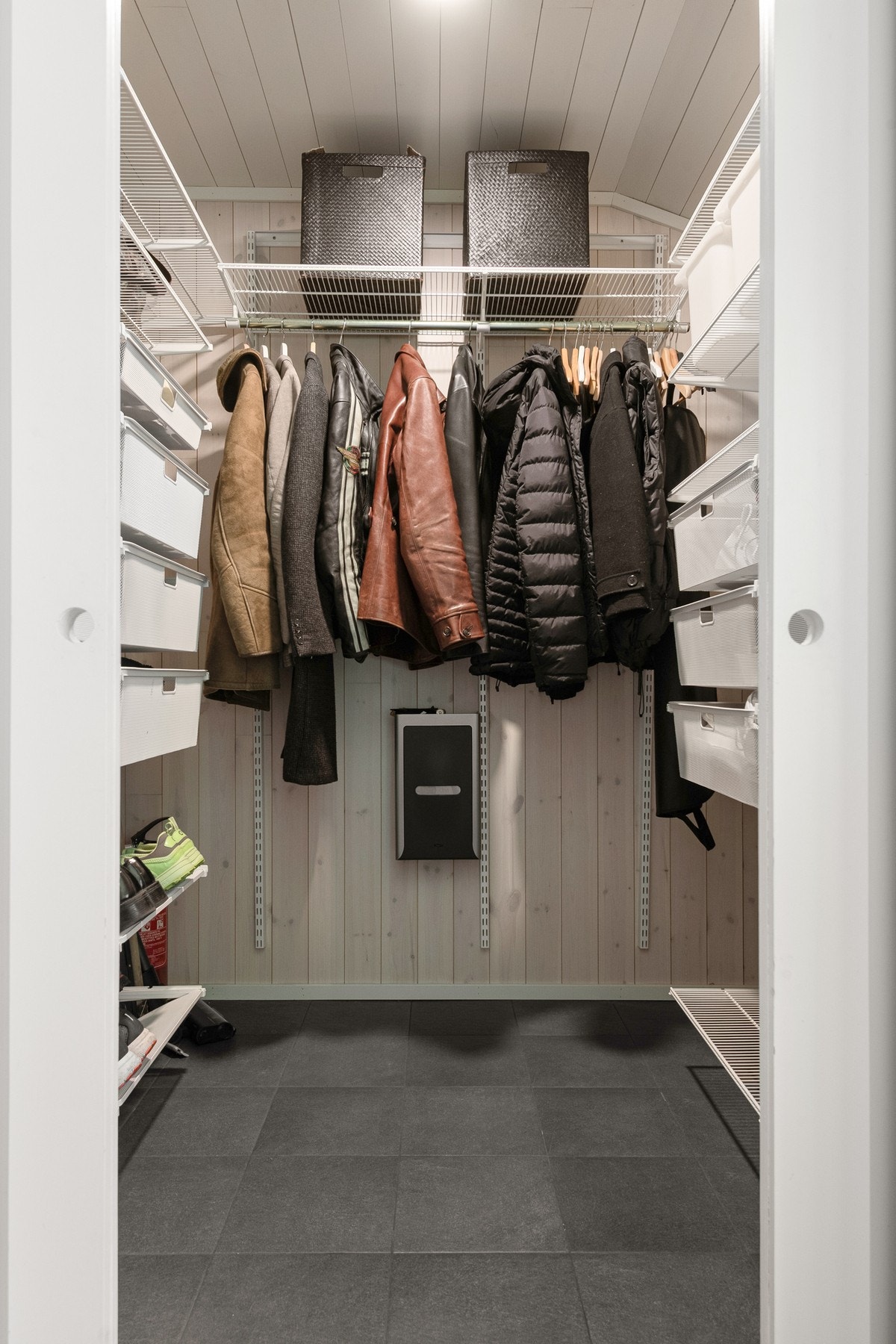 I tilknytning til gangen finnes et romslig omkledningsrom/walk-in closet som gir svært gode garderobeløsninger. Galleribilde