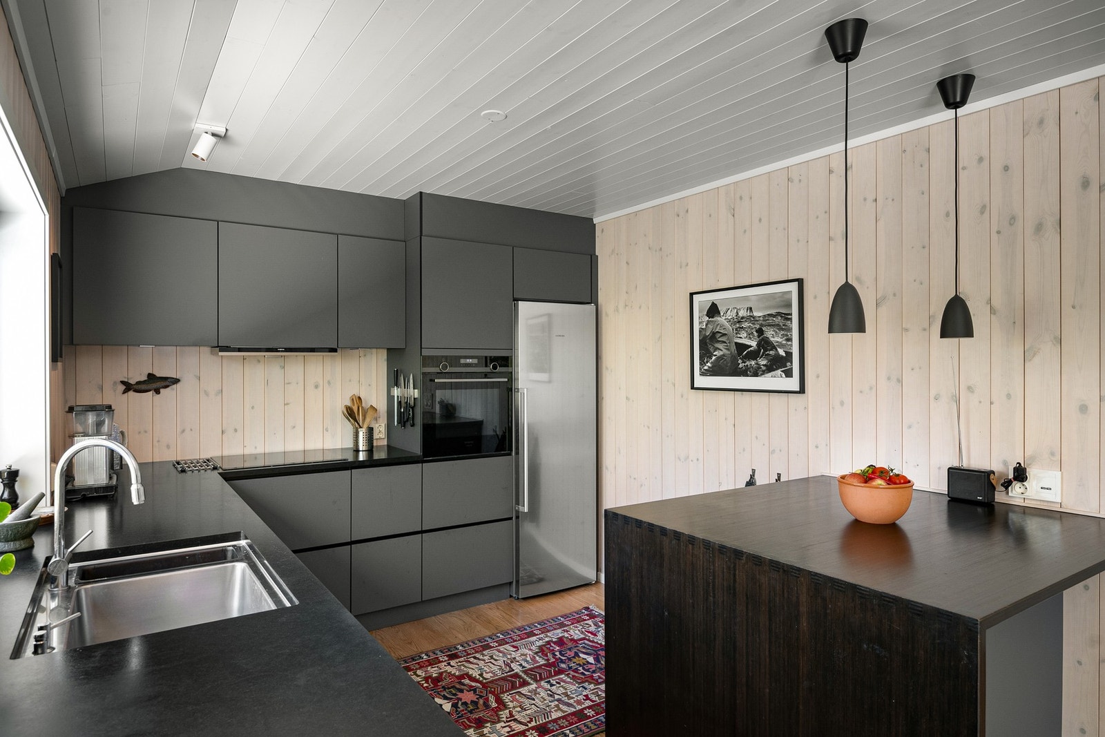 Kjøkkenet fra Kvik ble installert i 2019 og fremstår moderne med glatte fronter og og en praktisk kjøkkenøy. Galleribilde