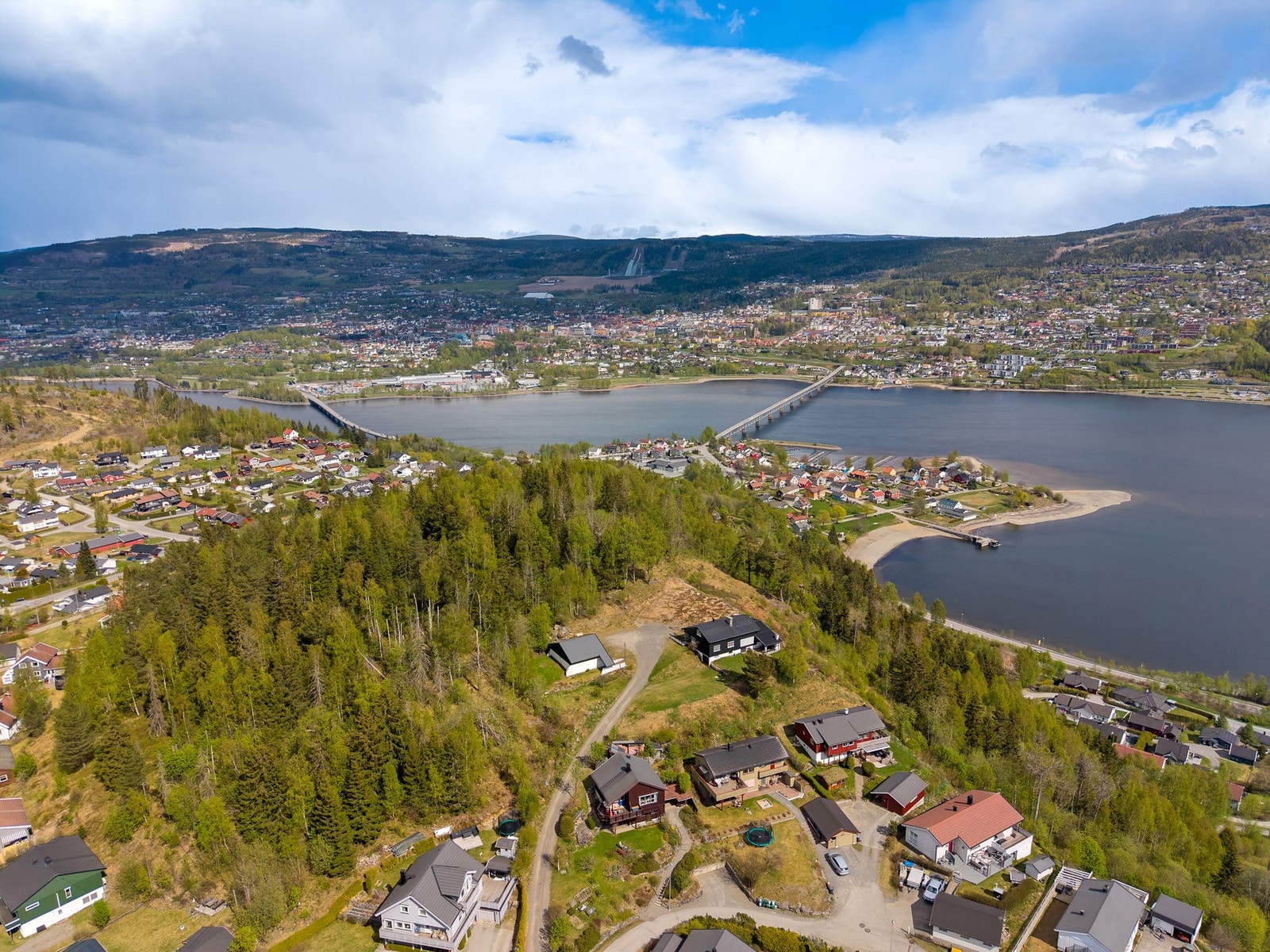 Fra eiendommen er det kort vei til flotte turområder, samtidig som Lillehammer sentrum ligger lett tilgjengelig på andre siden av Mjøsa. Galleribilde