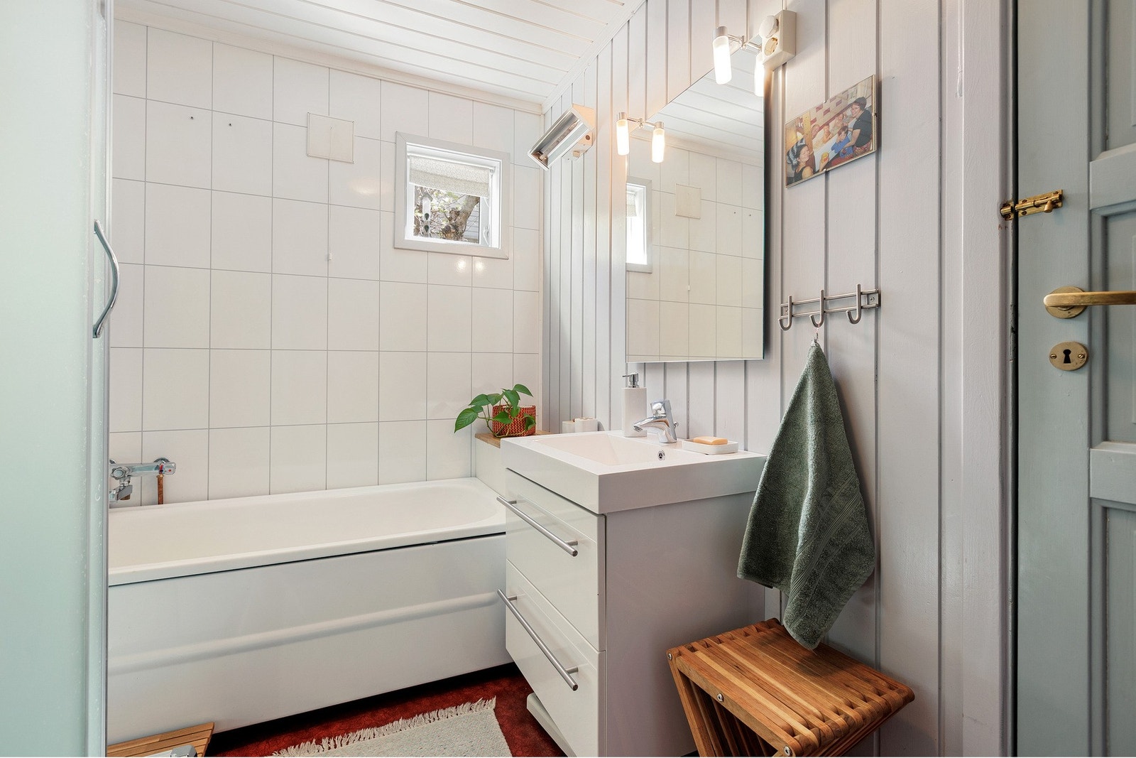 Badet har en funksjonell planløsning med god oppbevaringsplass og badekar. Galleribilde