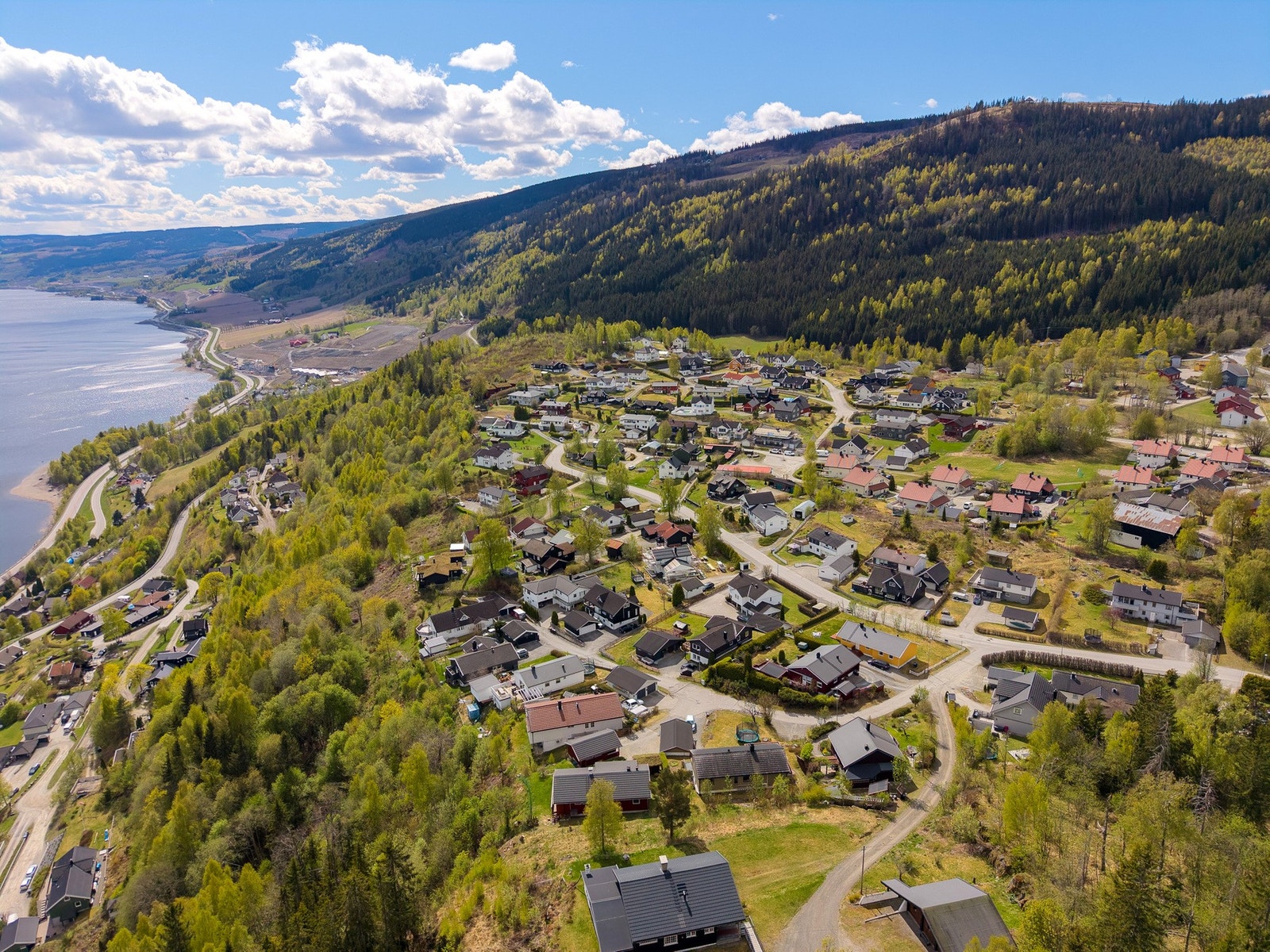 Fantastisk beliggenhet på Hustruberget med vidstrakt utsikt over Mjøsa og det vakre kulturlandskapet rundt Lillehammer. Galleribilde