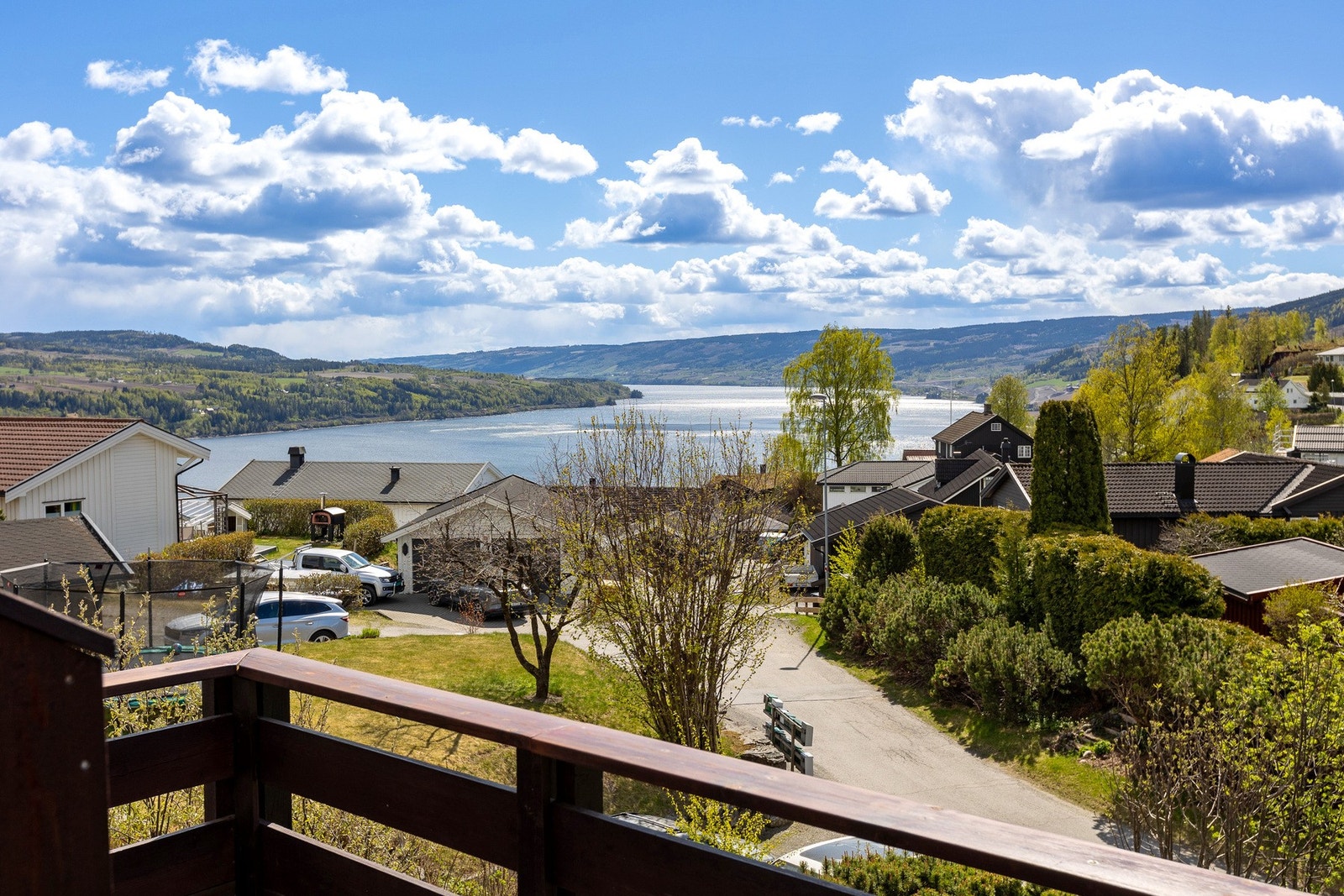 Fra terrassen kan man nyte en vidstrakt utsikt over Mjøsa og de vakre omgivelsene - en utsikt som virkelig setter prikken over i-en. Galleribilde