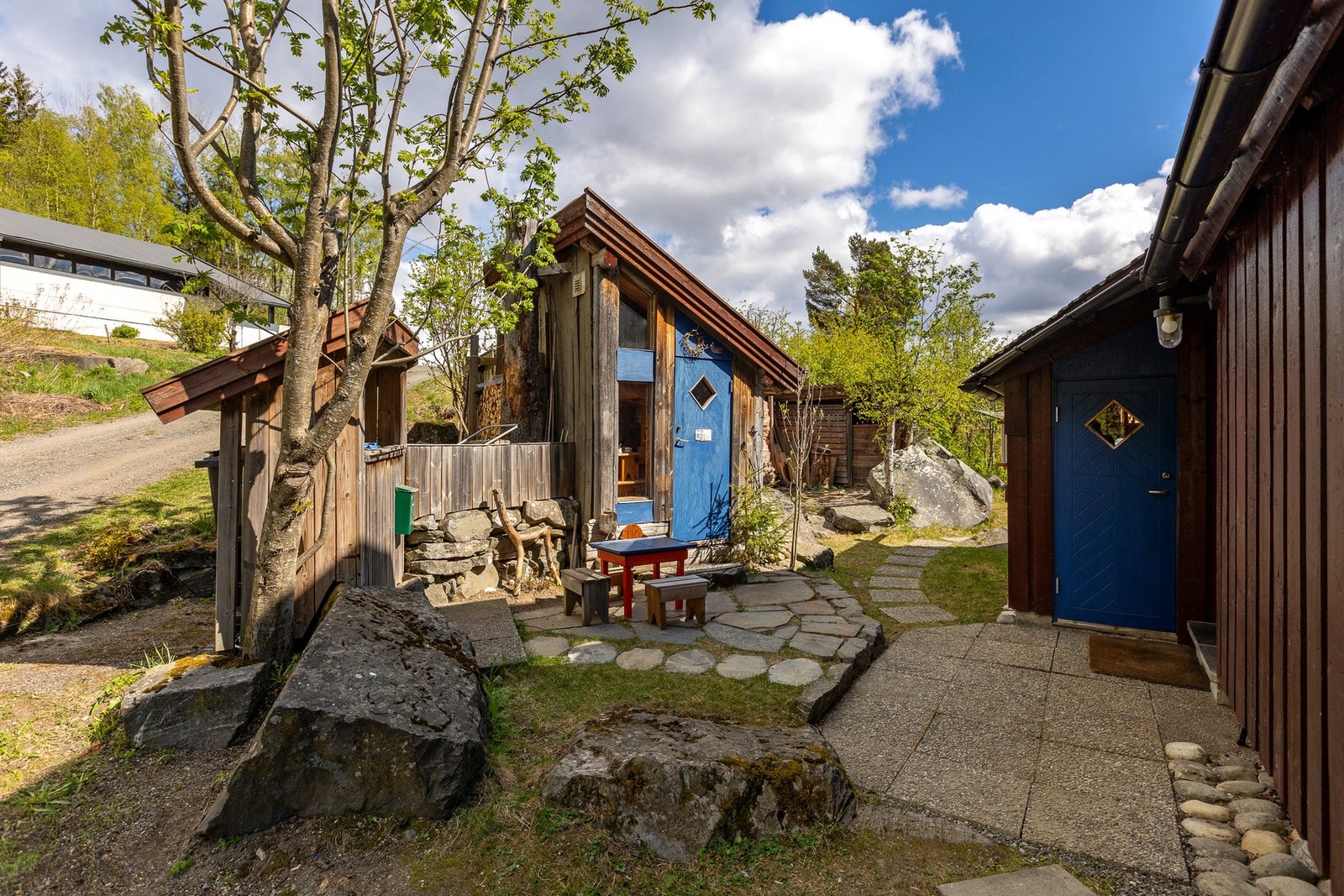 Eiendommen byr på flere særpregede uthus og hyggelige uteområder med naturstein og skjermede soner. Galleribilde