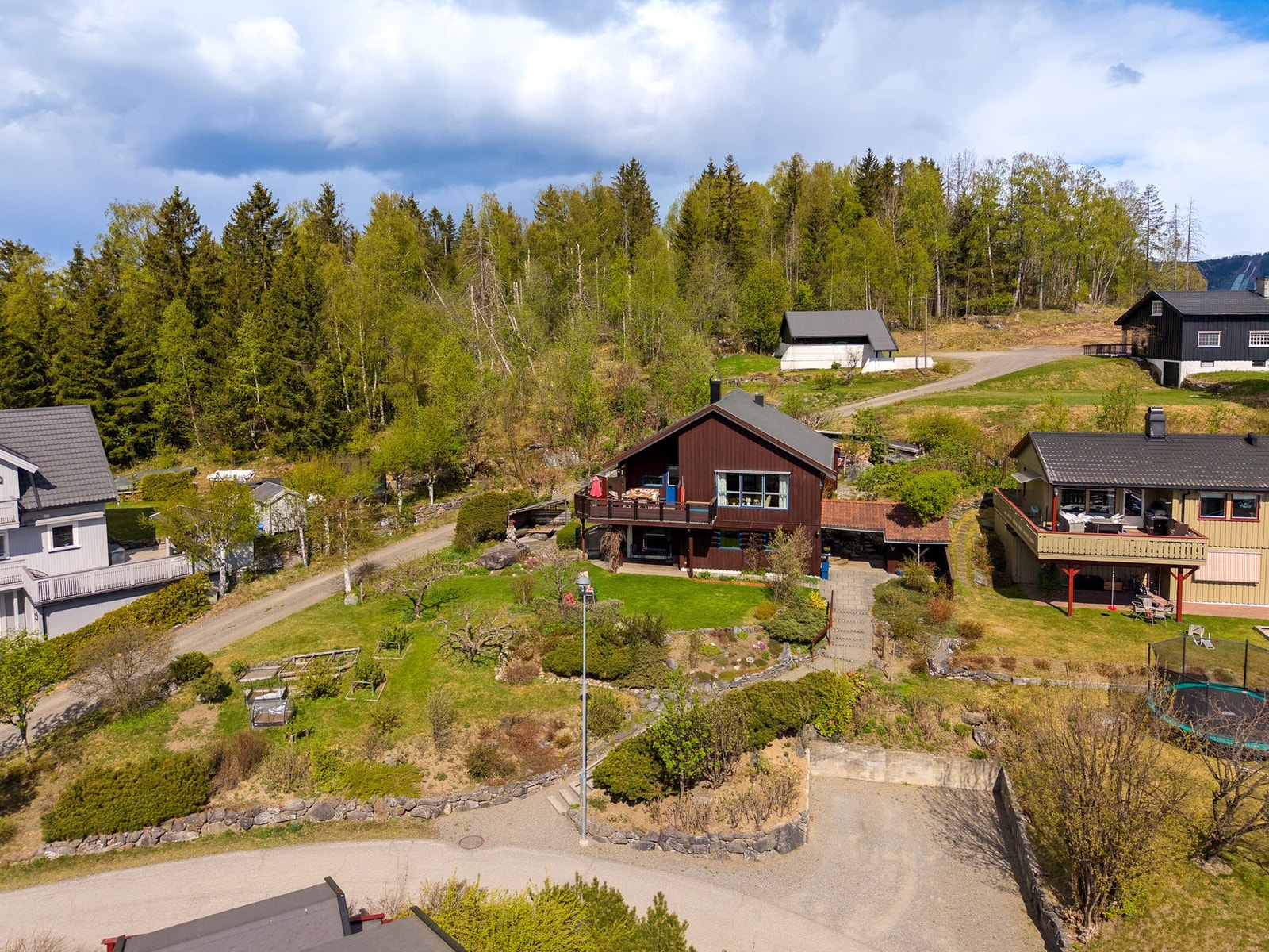 Eiendommen ligger høyt og fritt i et attraktivt og rolig boligområde på Vingnes, omgitt av flott natur og gode solforhold. Galleribilde
