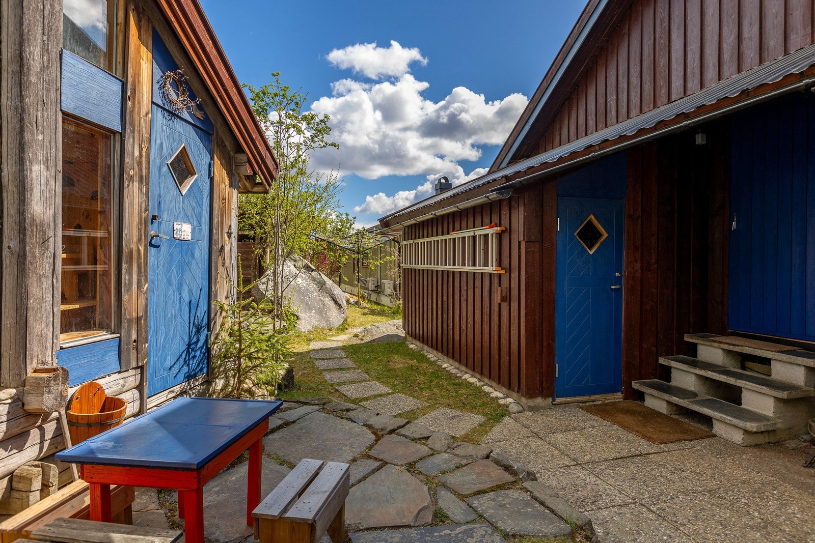 Tunløsningen mellom bygningene skaper et lunt og idyllisk miljø med landlig preg og mange bruksmuligheter. Galleribilde