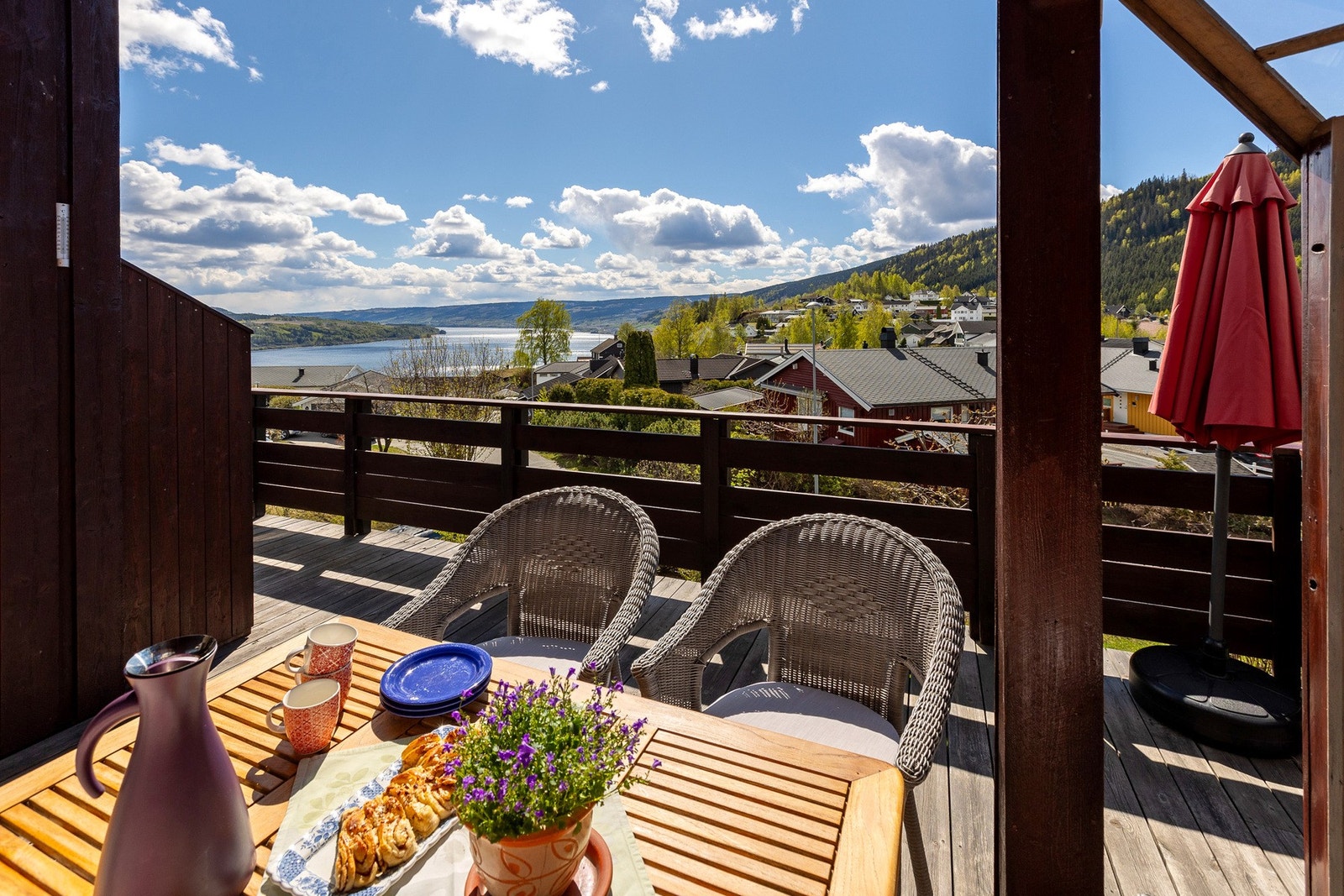Solrik terrasse med lune soner for utemøbler og avslapning, perfekt for lange sommerdager med flott utsikt mot nærområdet. Galleribilde