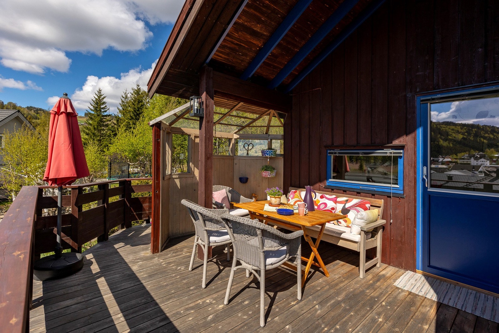 Terrassen byr på gode solforhold og en skjermet atmosfære med plass til både morgenkaffe og hyggelige sommerkvelder. Galleribilde