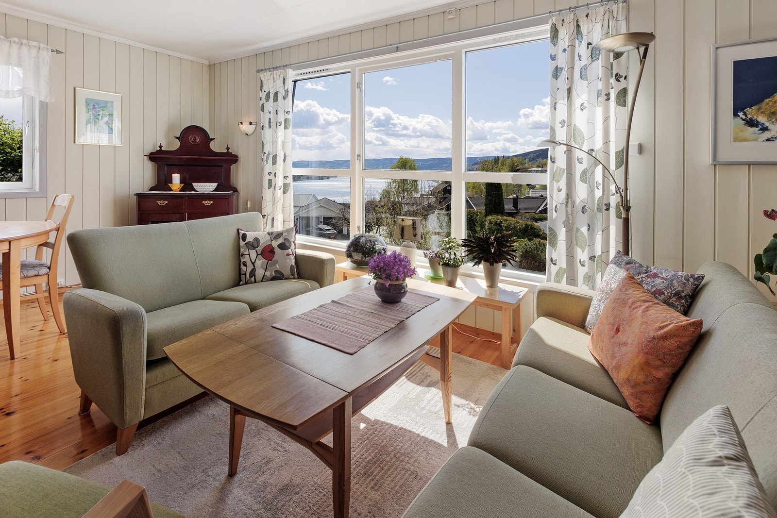 Fantastisk utsikt fra stuen med store vinduer som rammer inn Mjøsa og det omkringliggende landskapet på en vakker måte. Galleribilde