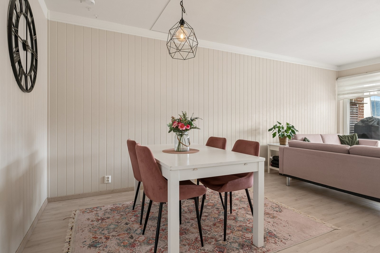 Stue med god plass til både spisebord og sofa Galleribilde