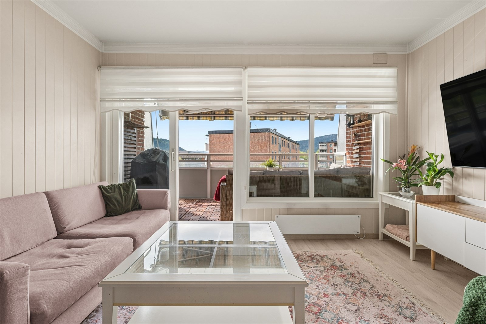 Lys og fin stue med god plass til sofagruppe Galleribilde