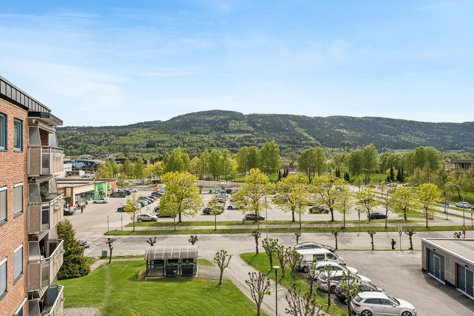 Balkongen har gode solforhold med sen kveldssol, samt flott utsyn over fellesarealer og nabolaget Galleribilde