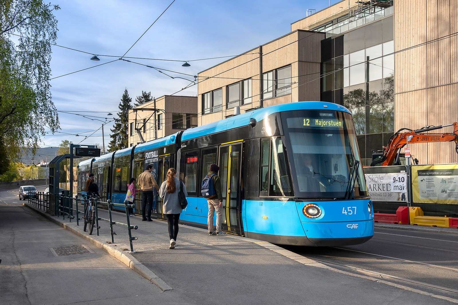 Kort avstand til Grefsen stadion der 12 og 15 trikken går med hyppige avganger. Galleribilde