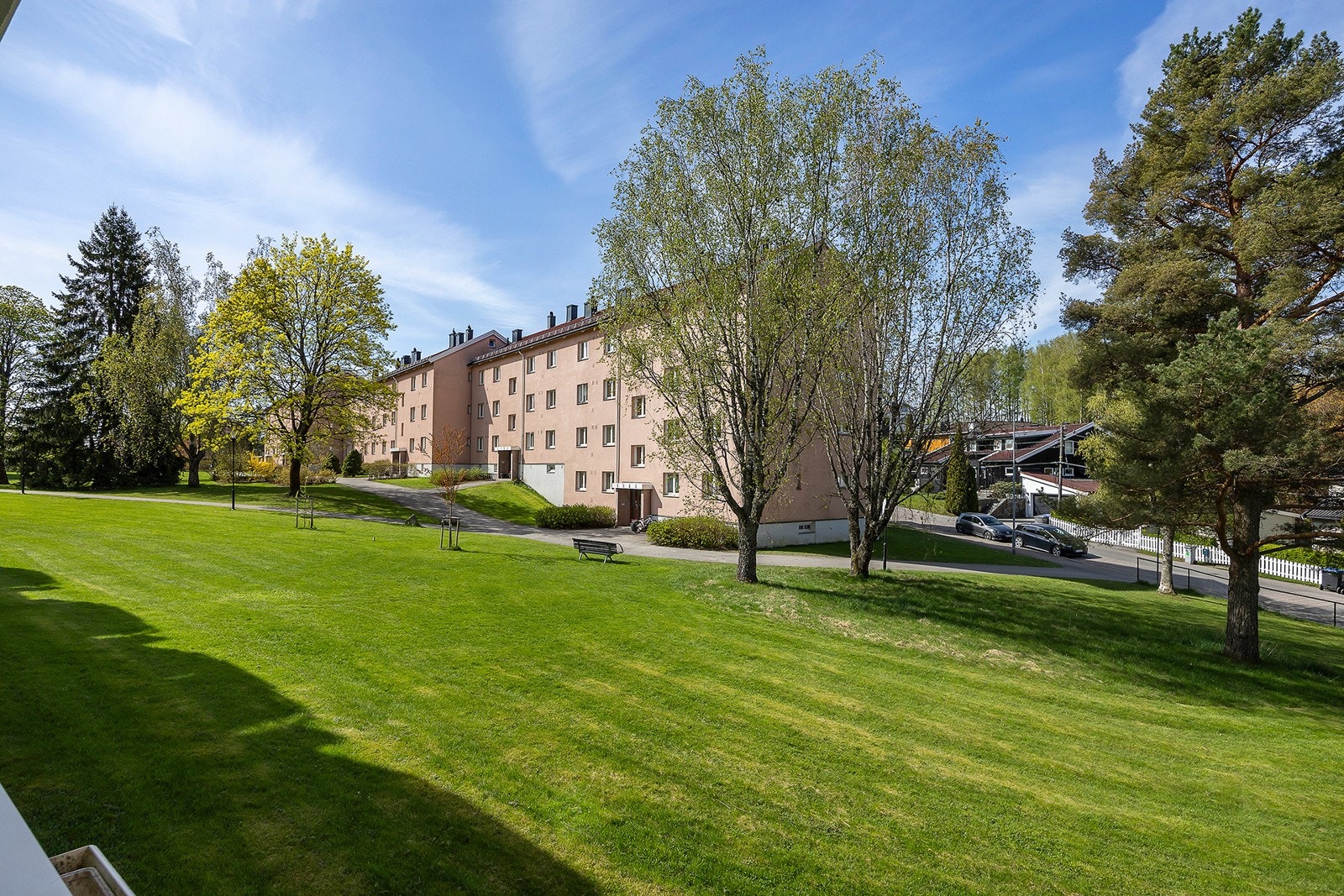 Boligen har god intern beliggenhet med utsyn til et pent opparbeidet gårdsrom. Galleribilde