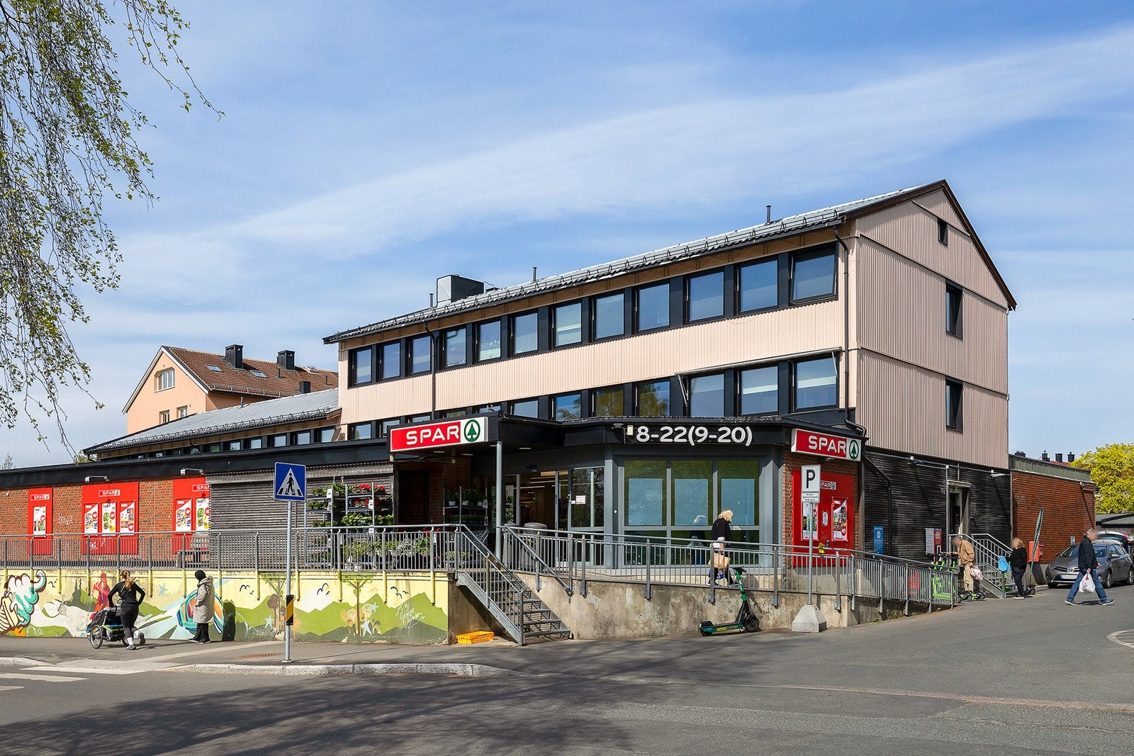 En spasertur på 2 minutter tar deg til SPAR, som har et godt utvalg av matvarer, med varmdisk. Galleribilde