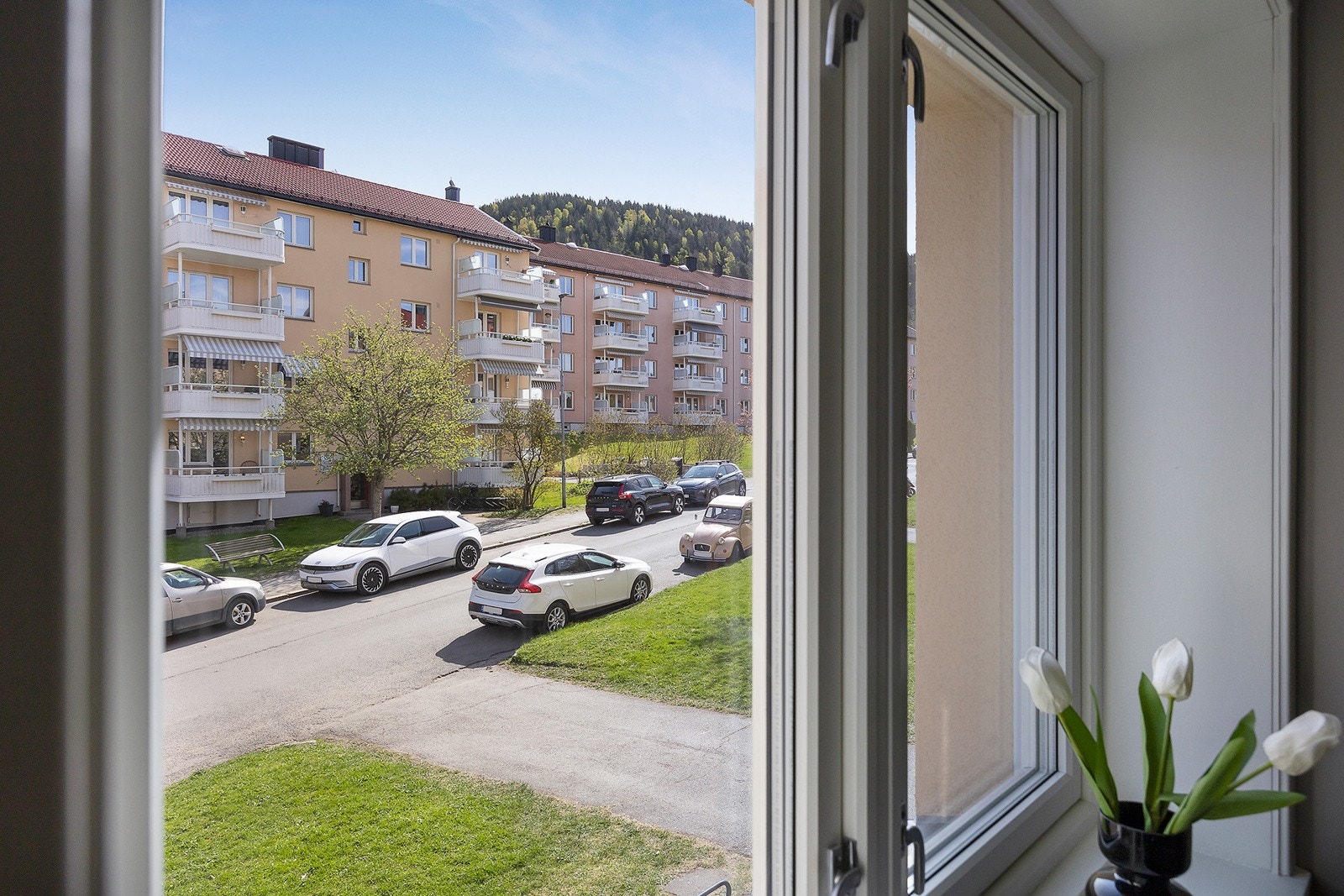 Kjøkken med store vindusflater med utsyn mot Grefsenkollen. Galleribilde