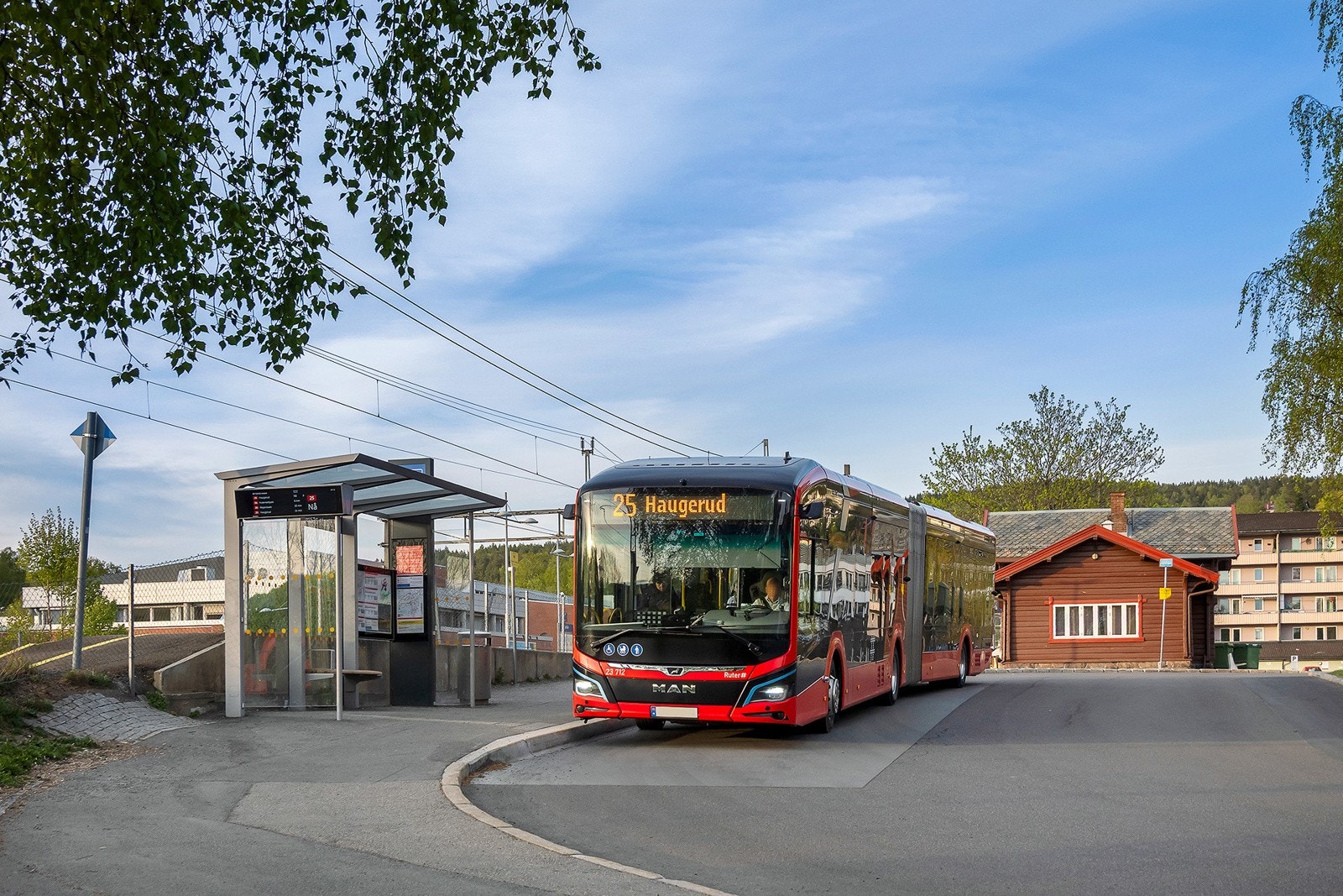 Herfra går blant annet busslinjene 25 Majorstuen og 54 Kværnerbyen. Galleribilde