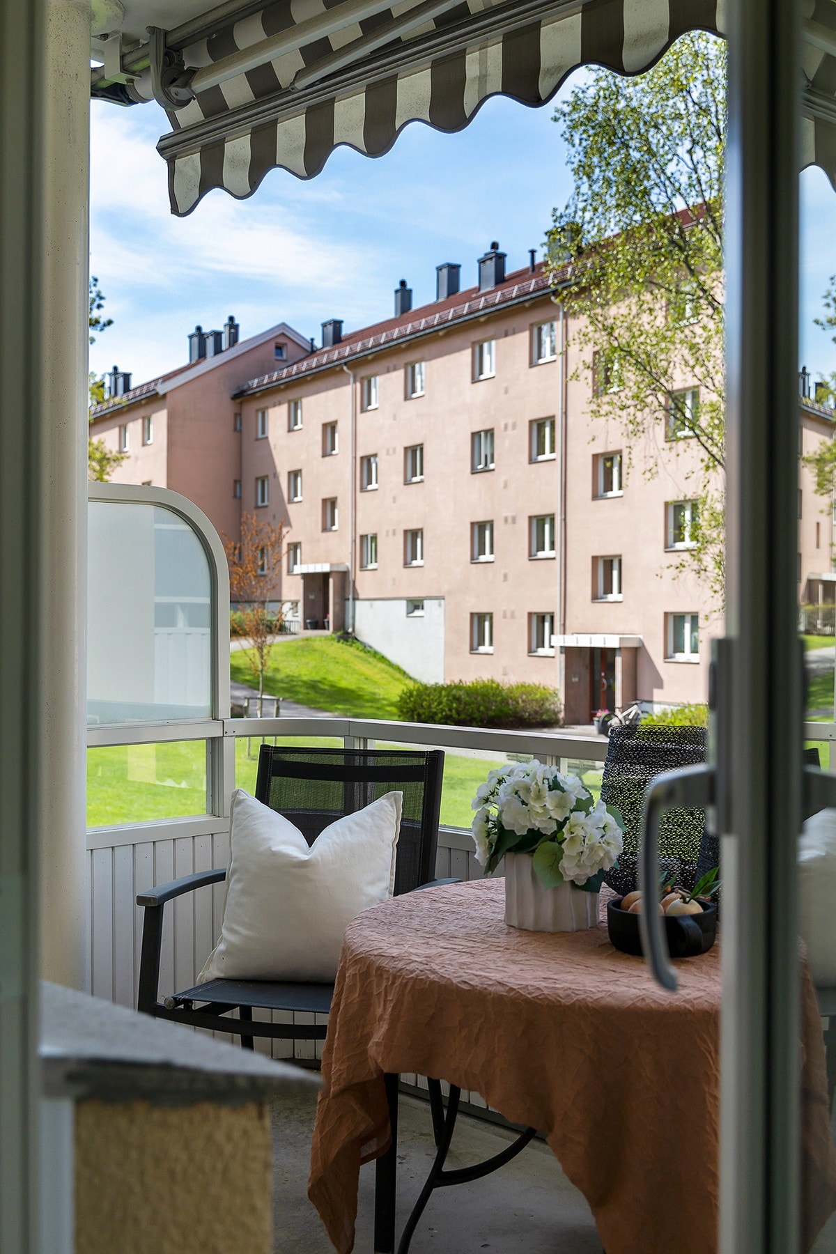 Balkongen virker som en forlengelse av stuen på sommerhalvåret. Galleribilde