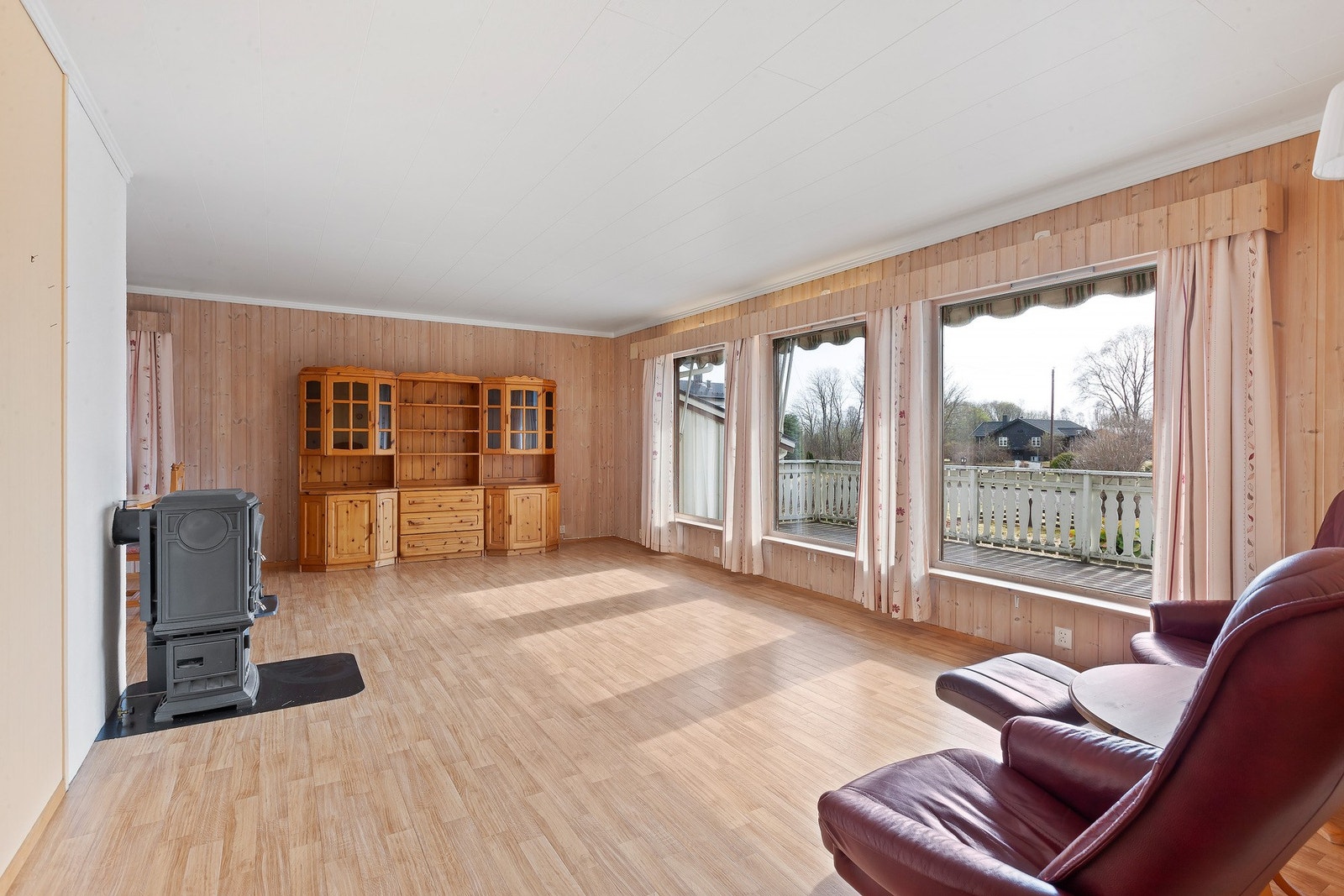 Store vinduer som gir rikelig med naturlig lys. Galleribilde
