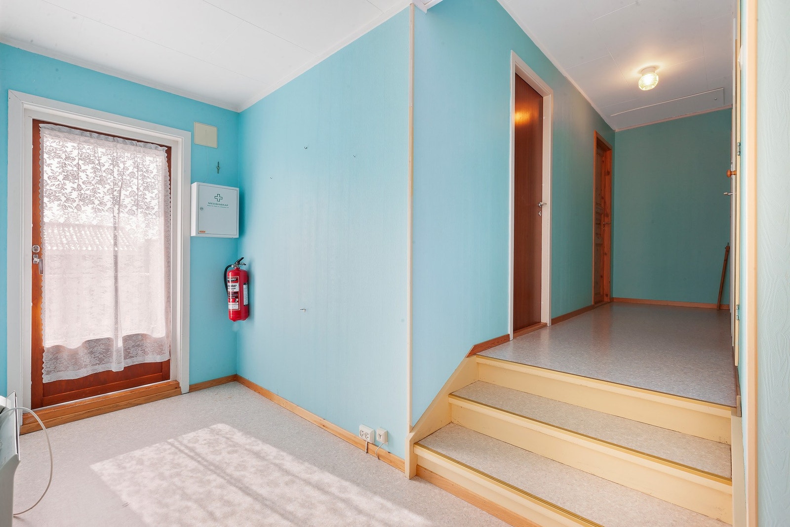 Utgang til veranda og trapp opp til bad og 3 soverom. Galleribilde