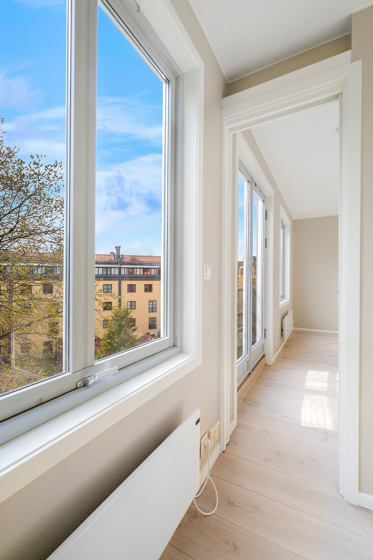 Soverom med skyvedører ut til stue Galleribilde