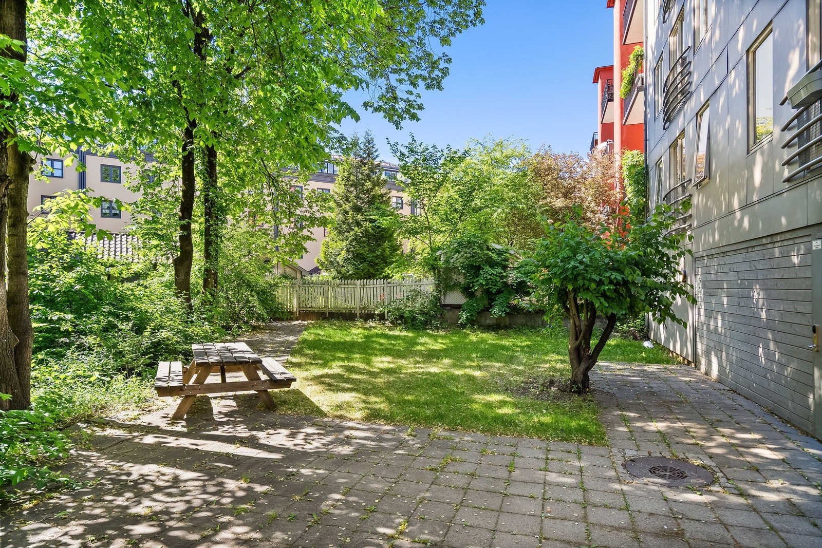 Felles bakgård med sittegruppe Galleribilde