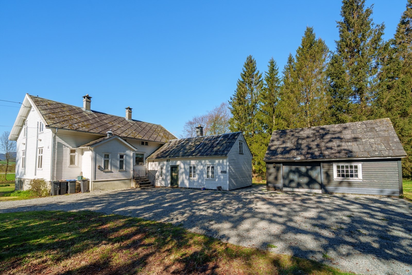 Eiendommen består av et fredet våningshus fra ca. 1871, samt garasje, stabbur og redskapshus. Galleribilde