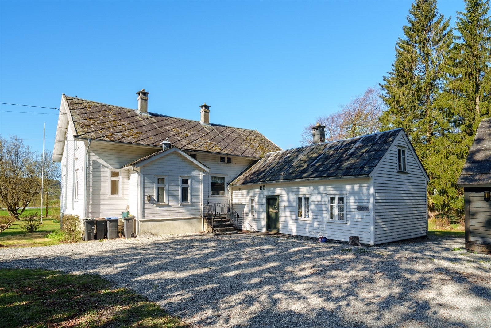 Våningshuset har en tradisjonell utforming og er godt sammensveiset med eldre bygningdel til høyre i bildet Galleribilde