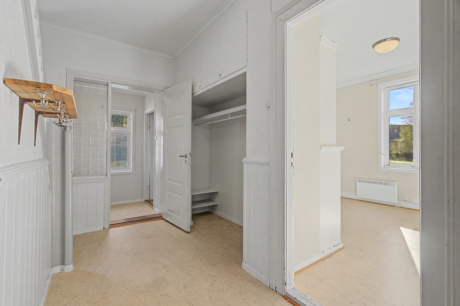 Fra gangen er det adkomst til vindfang og et av boligens mange rom. Galleribilde