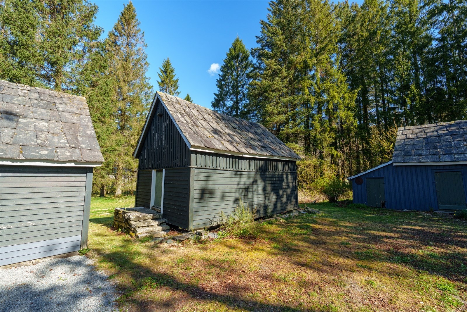 Stabburet står som et eget, historisk element på tunet. Galleribilde