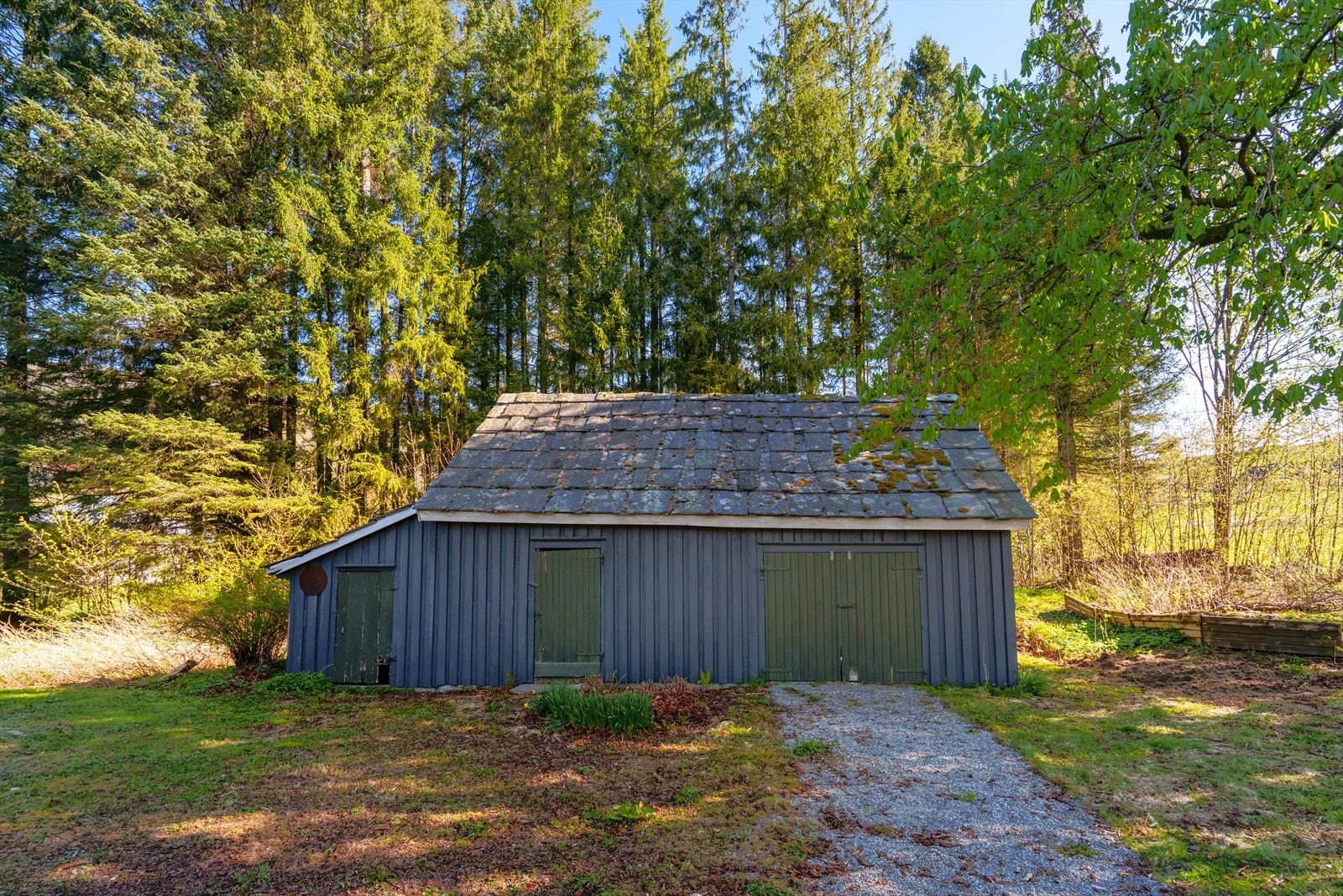 Ved- og vognskjulet er en praktisk bygning med god plass for lagring av ved og utstyr. Galleribilde