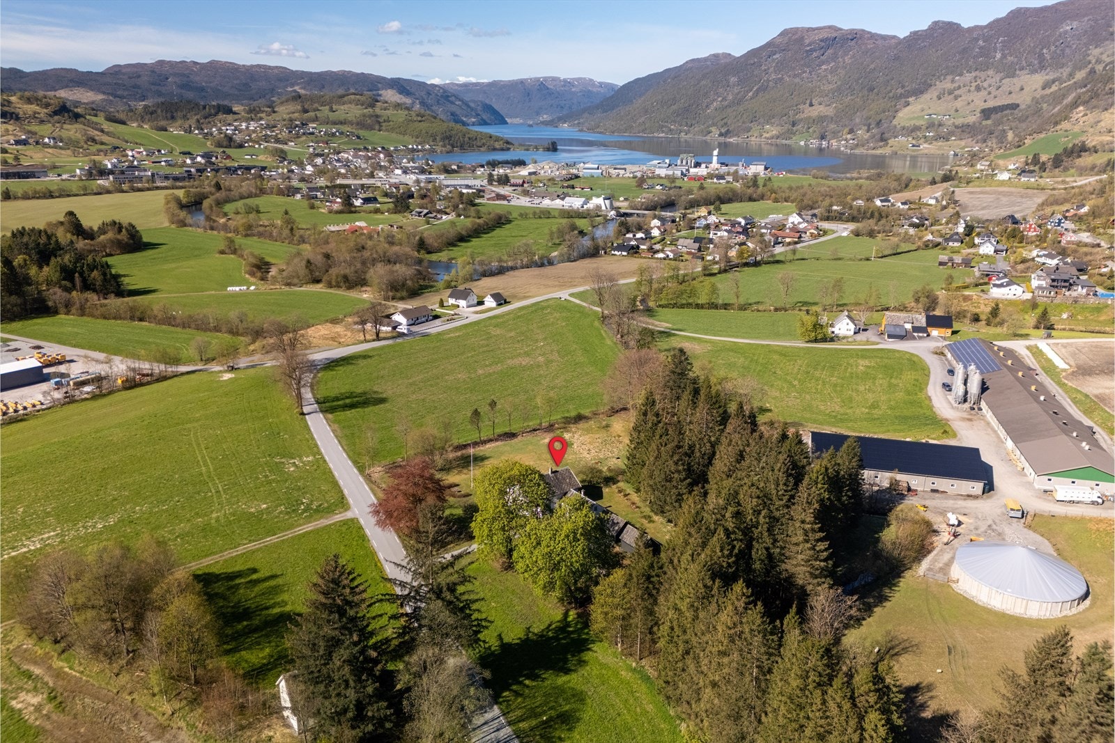 Eiendommen er sentralt plassert i Etne, med nærhet til sentrum. Galleribilde