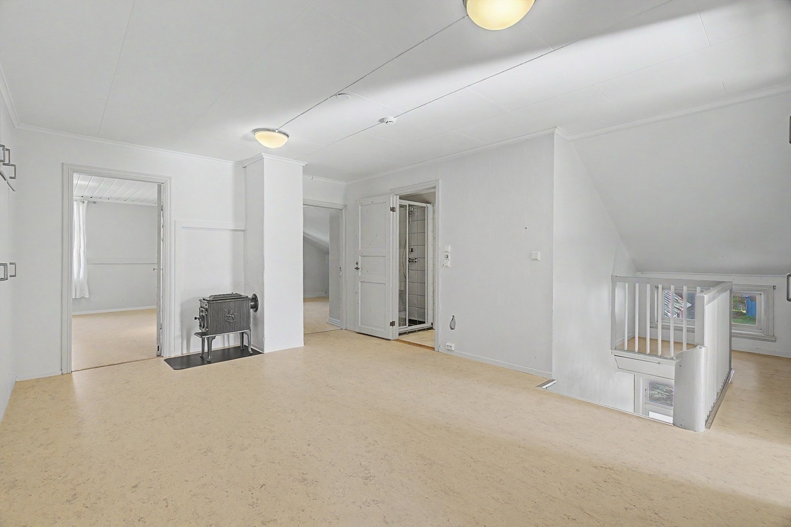 I andre etasje finner du en romslig loftstue som fungerer som et knutepunkt for etasjens rom. Galleribilde