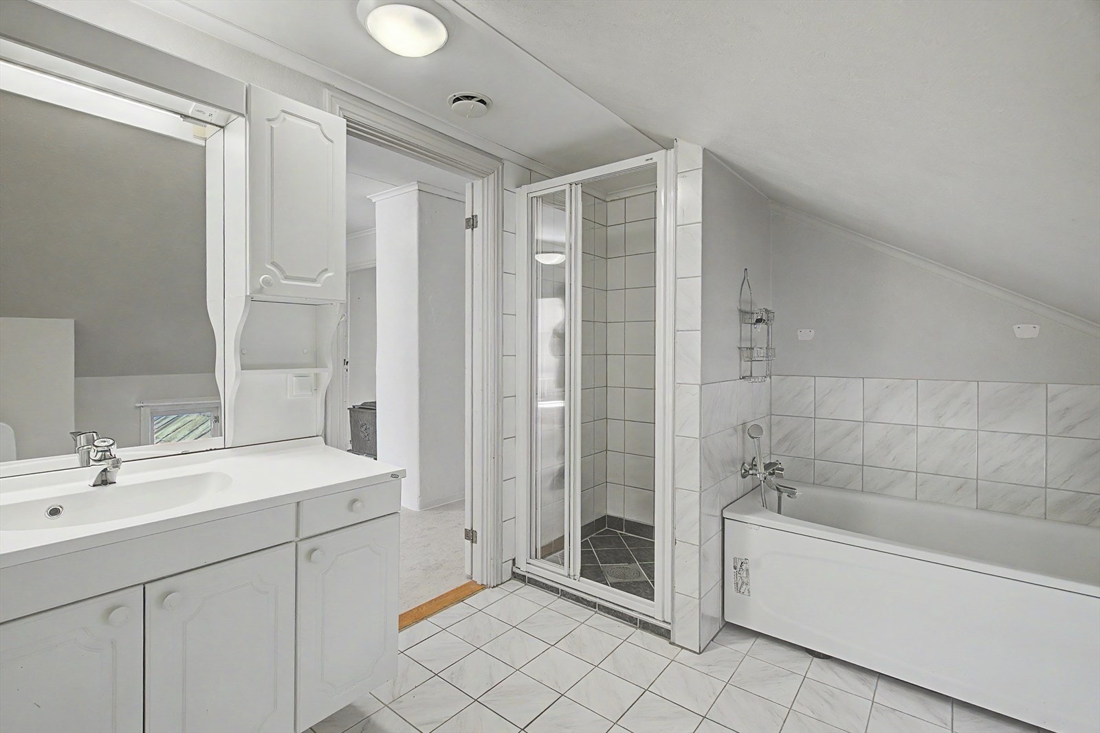 Badet i andre etasje har flislagt gulv med varmekabler, dusjnisje og badekar. Galleribilde