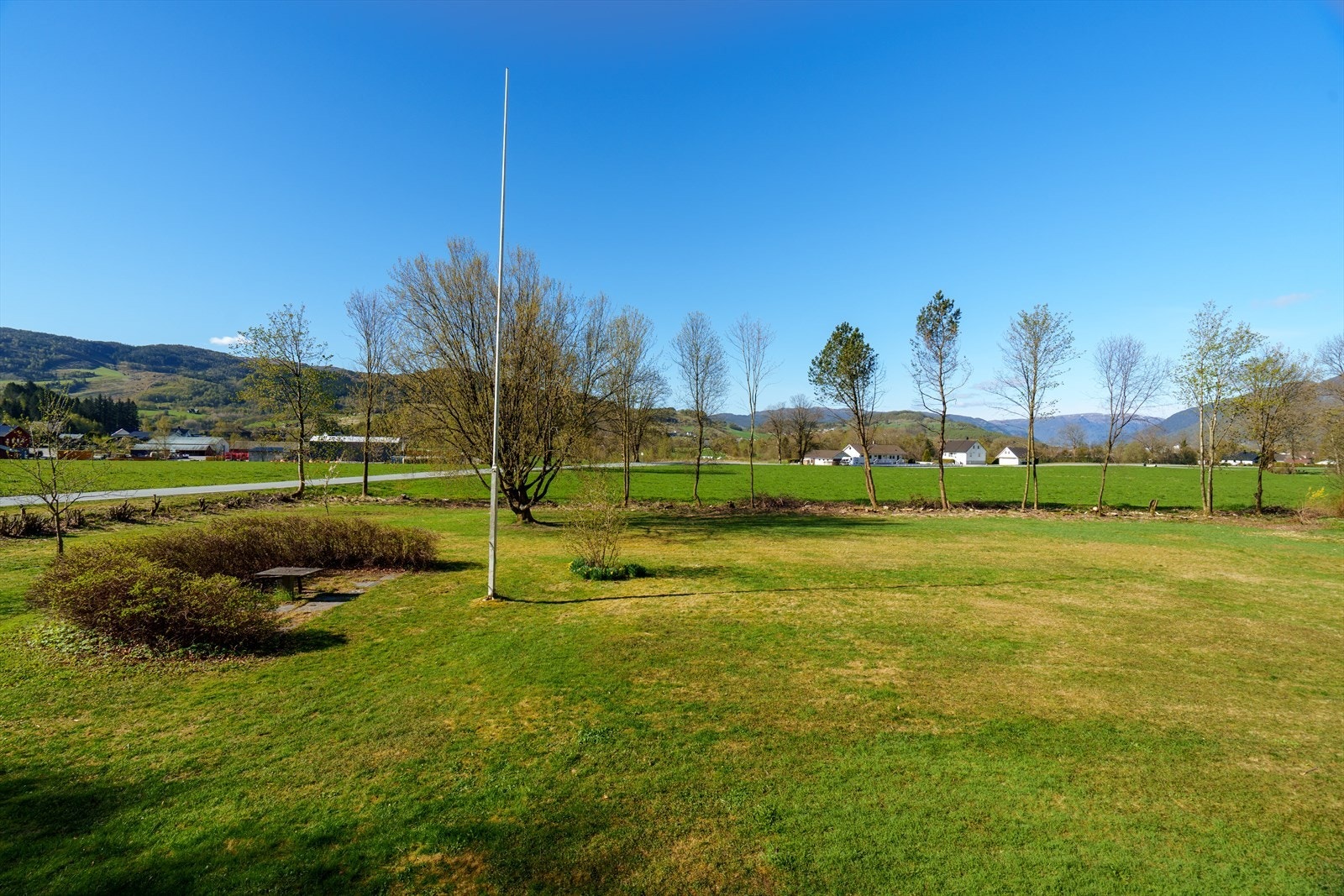Uteområdet har en åpen utsikt over landskapet. Galleribilde