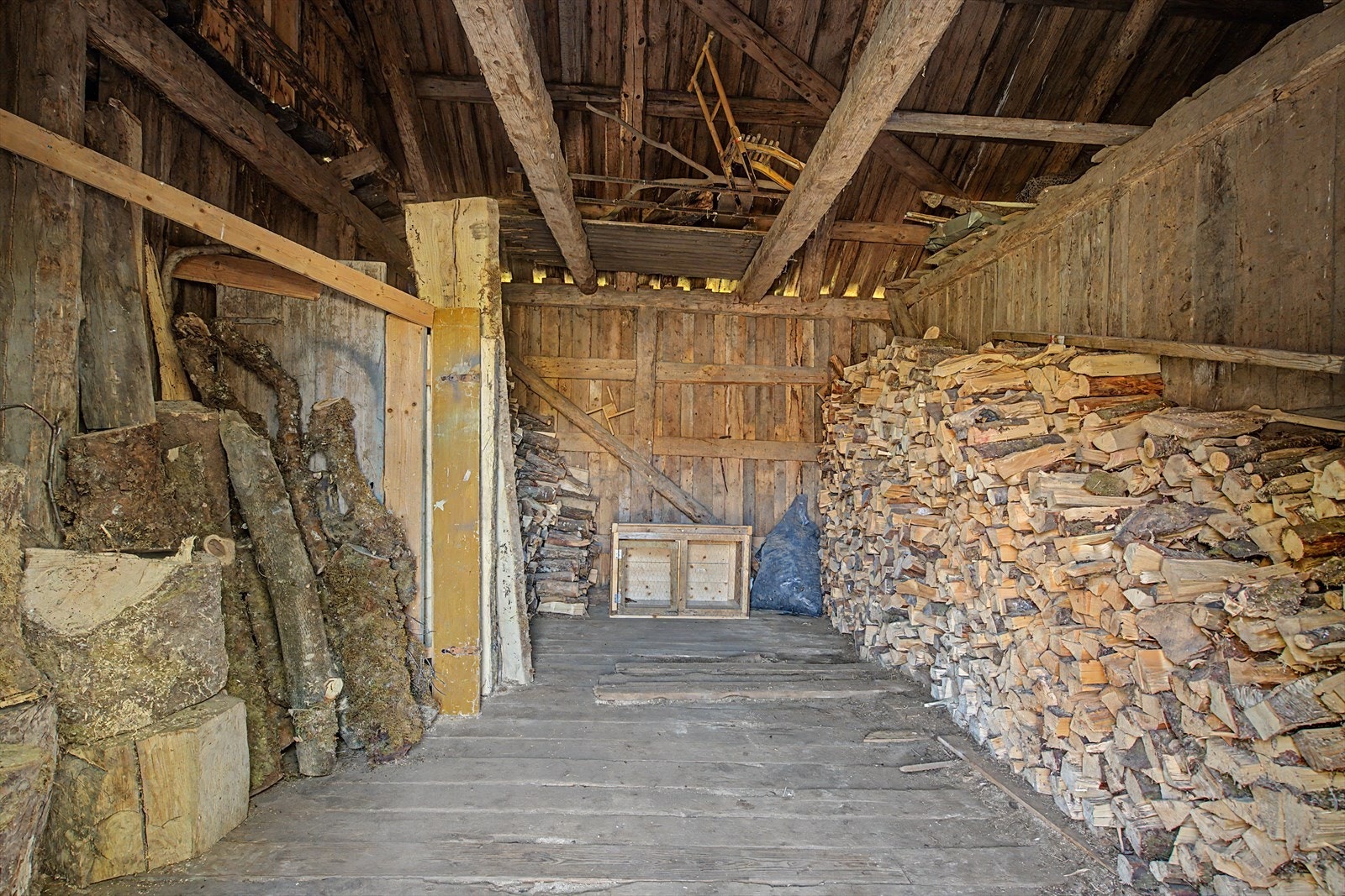 Innvendig i vedskjulet er det rikelig med plass for vedstabling. Galleribilde
