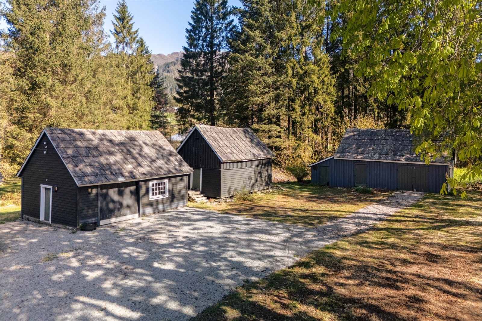 Tunet samler de tre tilleggsbygningene: garasje, stabbur og ved- og vognskjul. Galleribilde