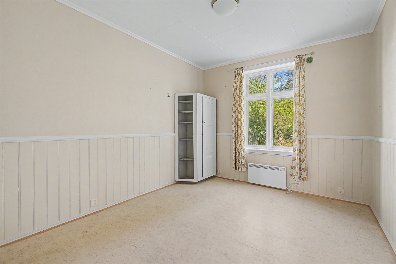 Boligen har totalt seks soverom, hvorav ett er plassert i første etasje. Galleribilde