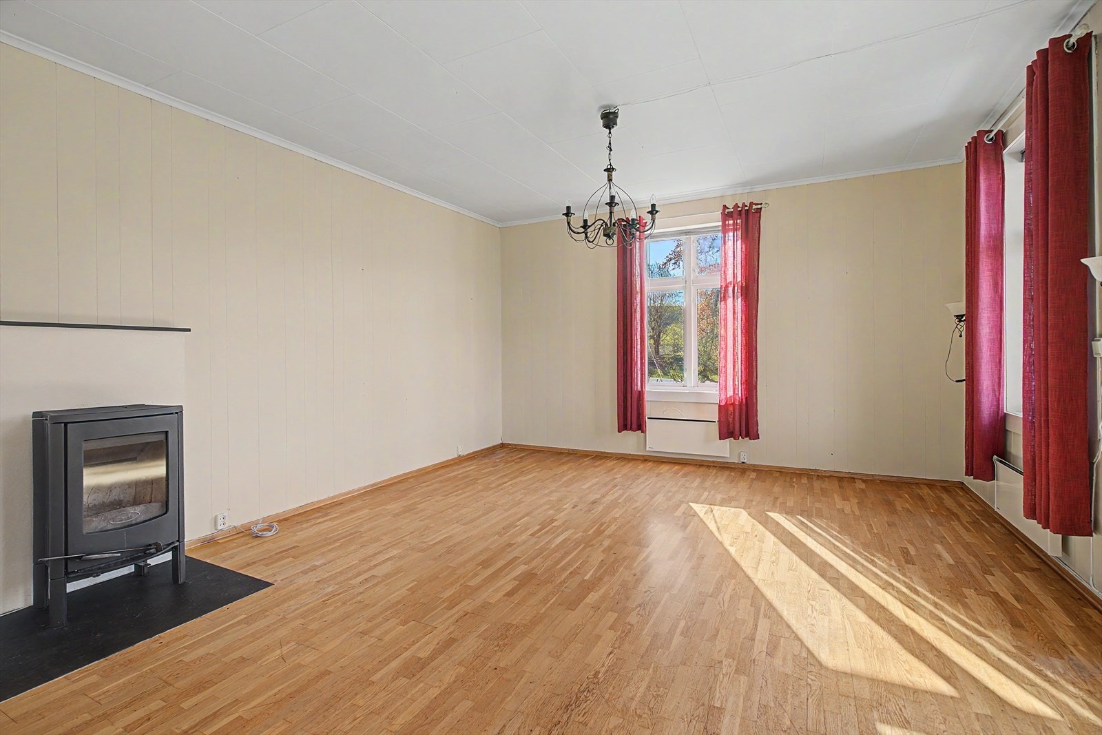 En av boligens to stuer i første etasje, utstyrt med peisovner Galleribilde