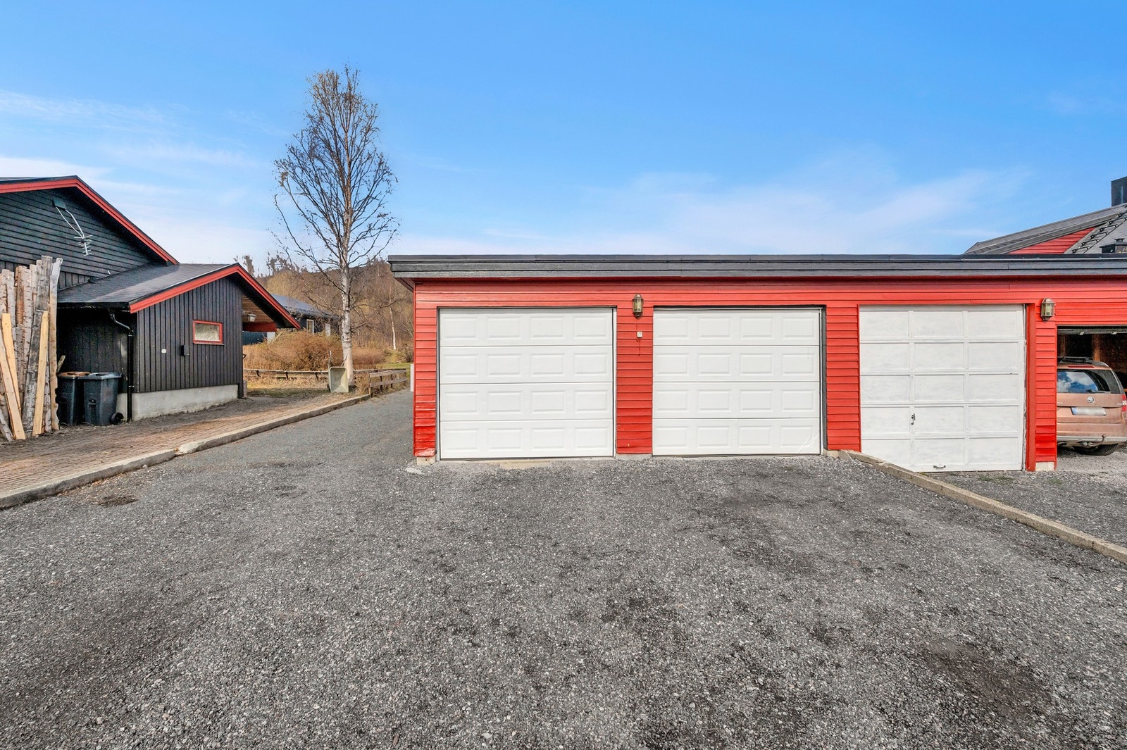 Det medfølger en garasjeplass i felles garasjebygg, med leddport og portåpner. Foto: H5 Galleribilde