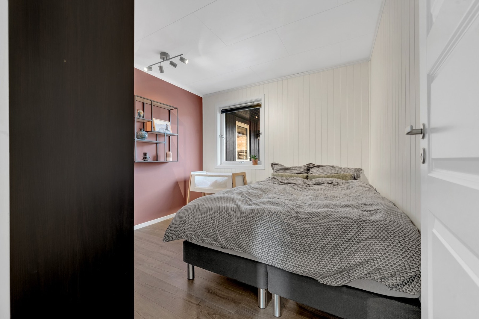 Hovedsoverom med god plass for ønsket seng og møblering. Foto: H5 Galleribilde