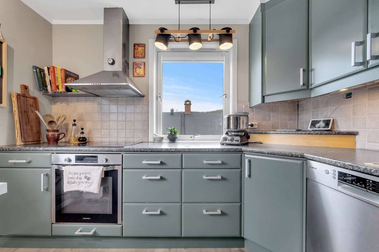 Pent kjøkken hvor alt ligger tilrette for en god matopplevelse. Foto: H5 Galleribilde